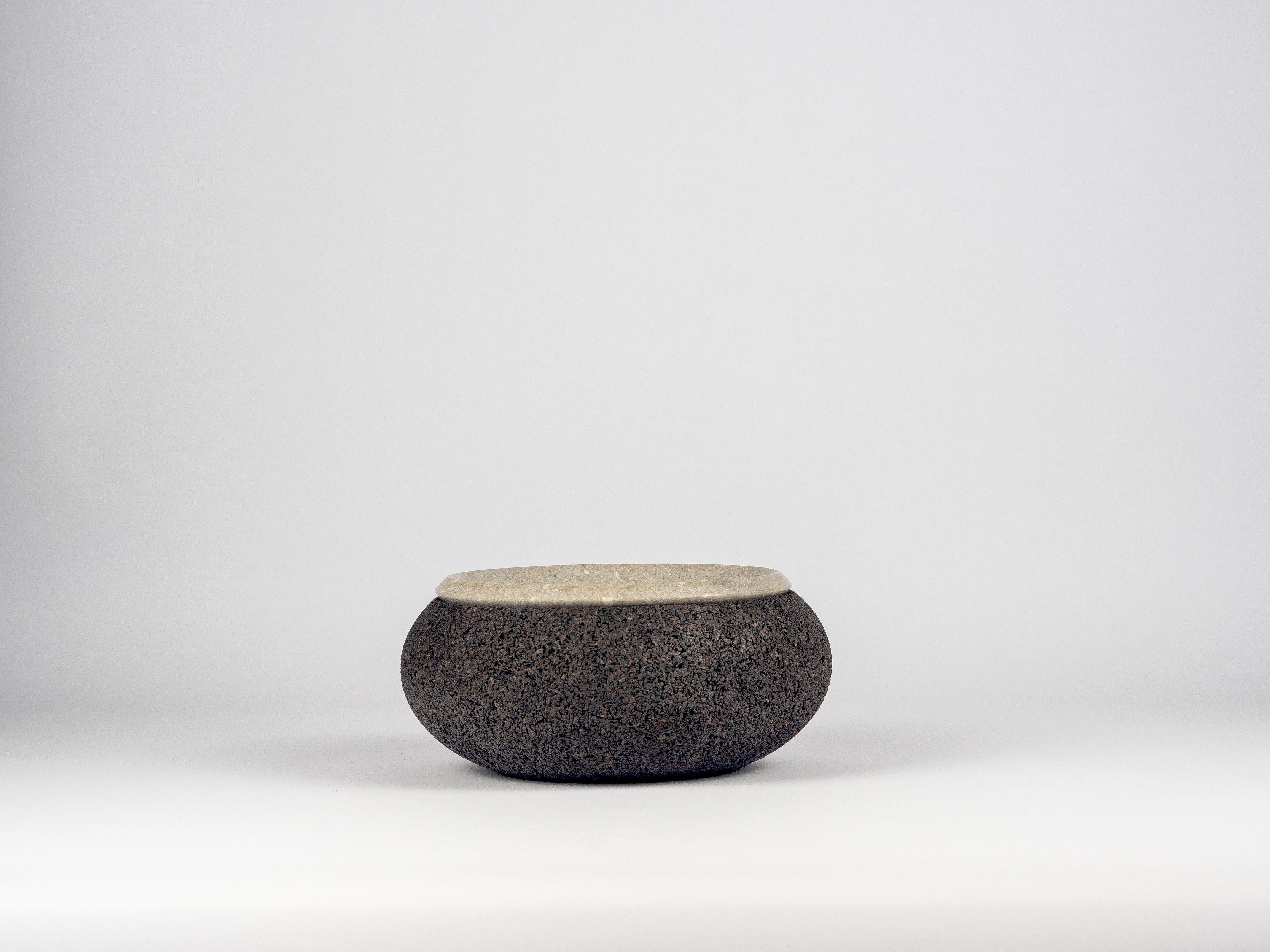 Cork and beige and gray Grolla marble generate a new collection, minimal in the sign but with great attention to its eco-sustainability; two regular shapes that arise from the concept of 