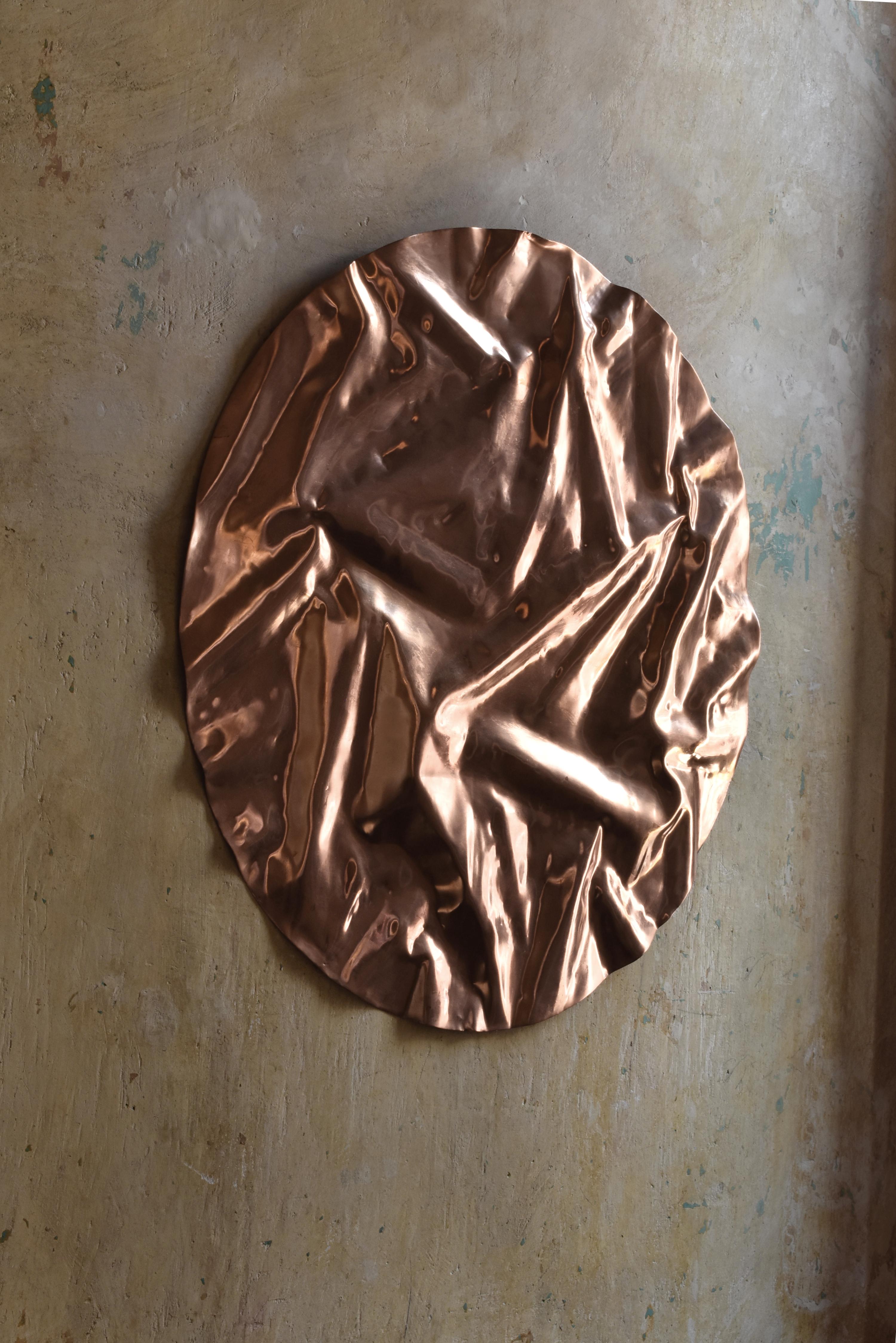 Grande scultura da parete Origins Marli de Cobre di Aura Carpio
Dimensioni: D 100 x H 5 cm.
Materiali: Rame. 
Peso: 12 Kg.

Aura Carpio® (CDMX). Designer industriale messicano laureato e diplomato presso il Center for Industrial Design Research