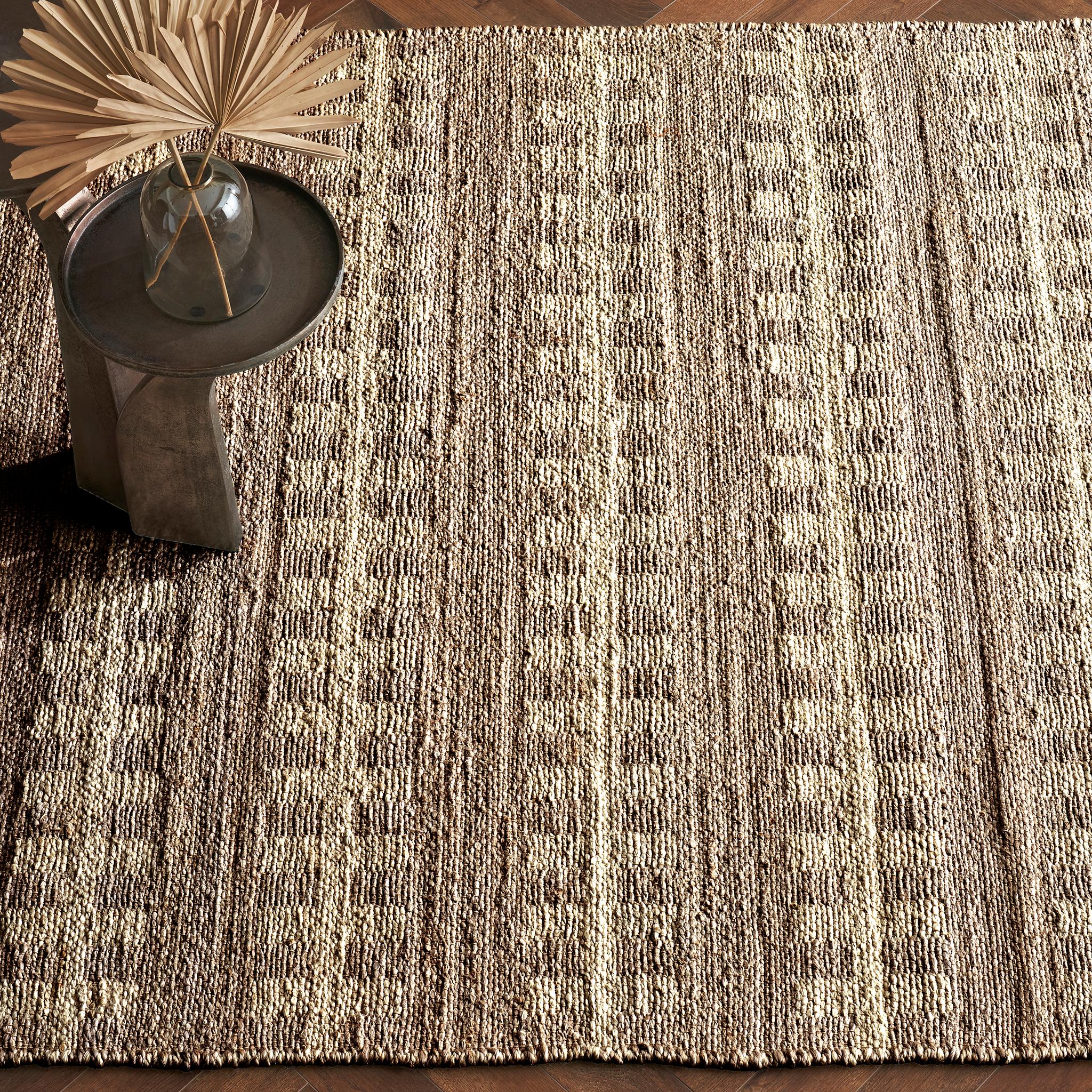 Origo beruhigt das rastlose Verlangen, aufzusteigen und bringt die Inspiration für etwas Neues mit sich. Origo ist aus 100 % handgesponnener Jute gewebt. Seine Stärke spiegelt sich in seiner Schlichtheit wider.

Verwendung:  Wohnen und