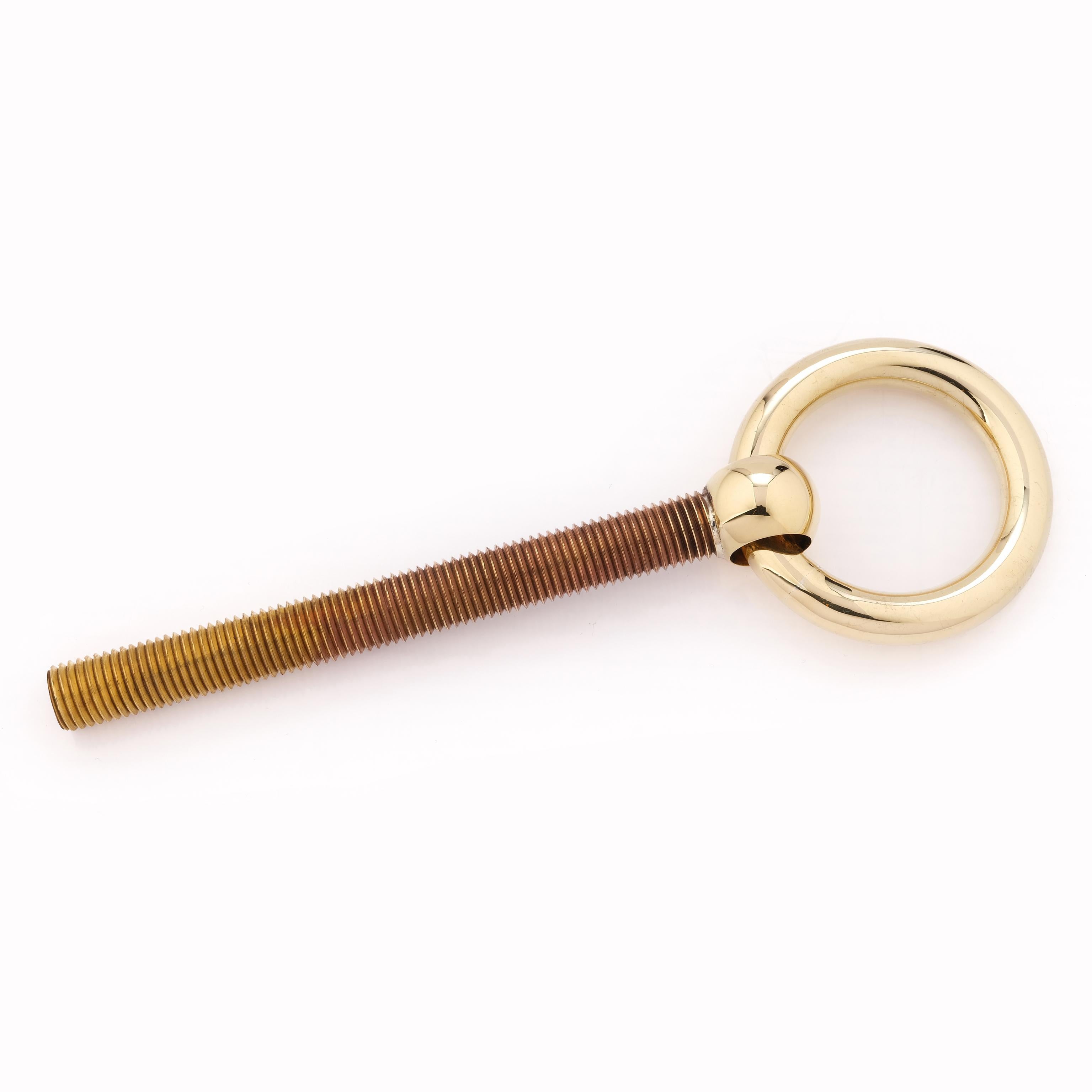 Betony Vernon a créé cette collection de quincaillerie qui sert à de multiples usages : boutons de porte, crochets, boutons de tiroir ou tout simplement pour orner vos maisons et objets.
Fabriquée en Italie, la collection de quincaillerie O'ring se