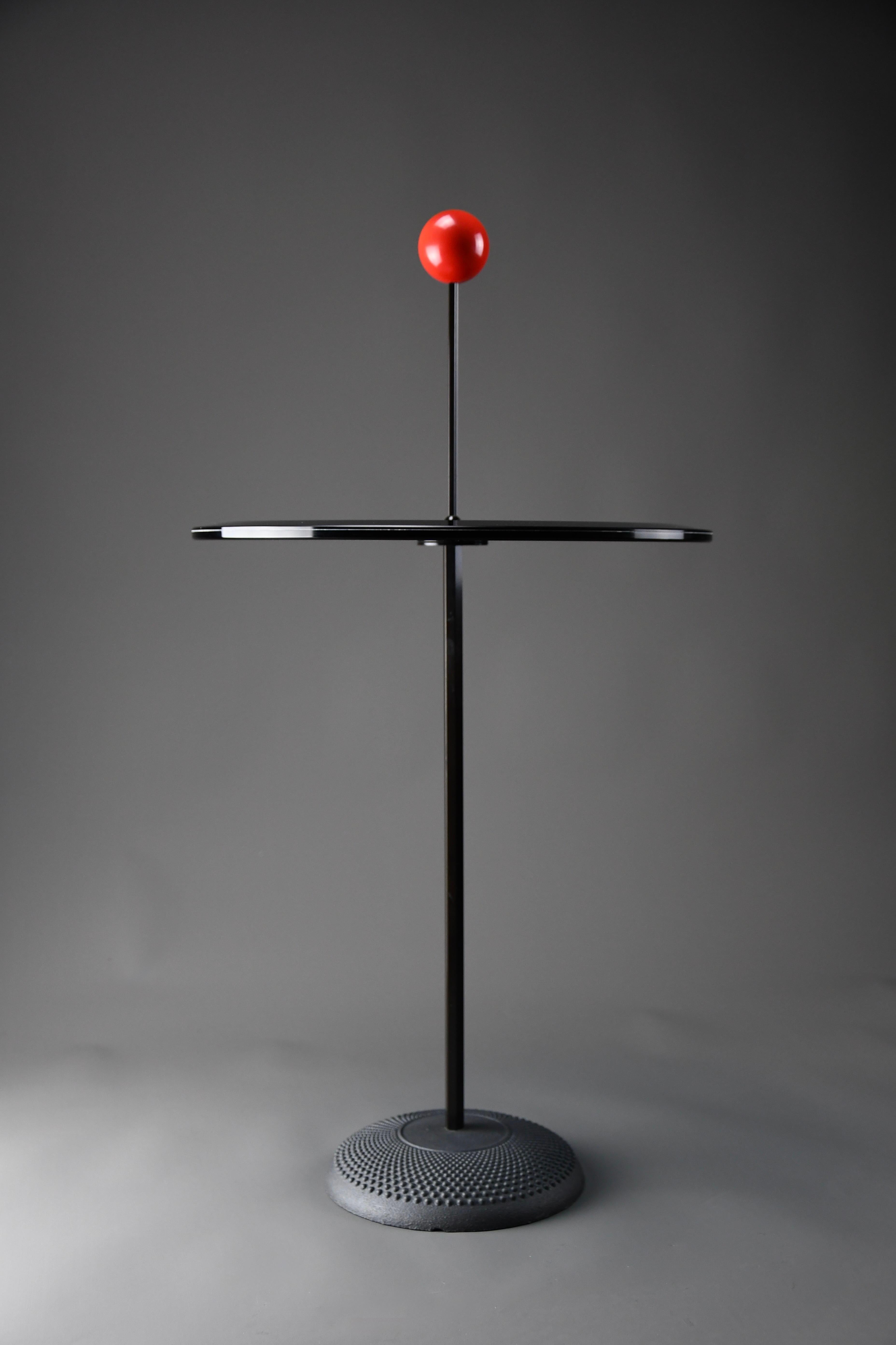 Orio Beistelltisch für Fontana Arte - ein zeitloses postmodernes Meisterwerk

Tauchen Sie ein in die raffinierte Welt des italienischen Designs der 1980er Jahre mit diesem Beistelltisch Orio, einer seltenen und eleganten Kreation für Fontana Arte.