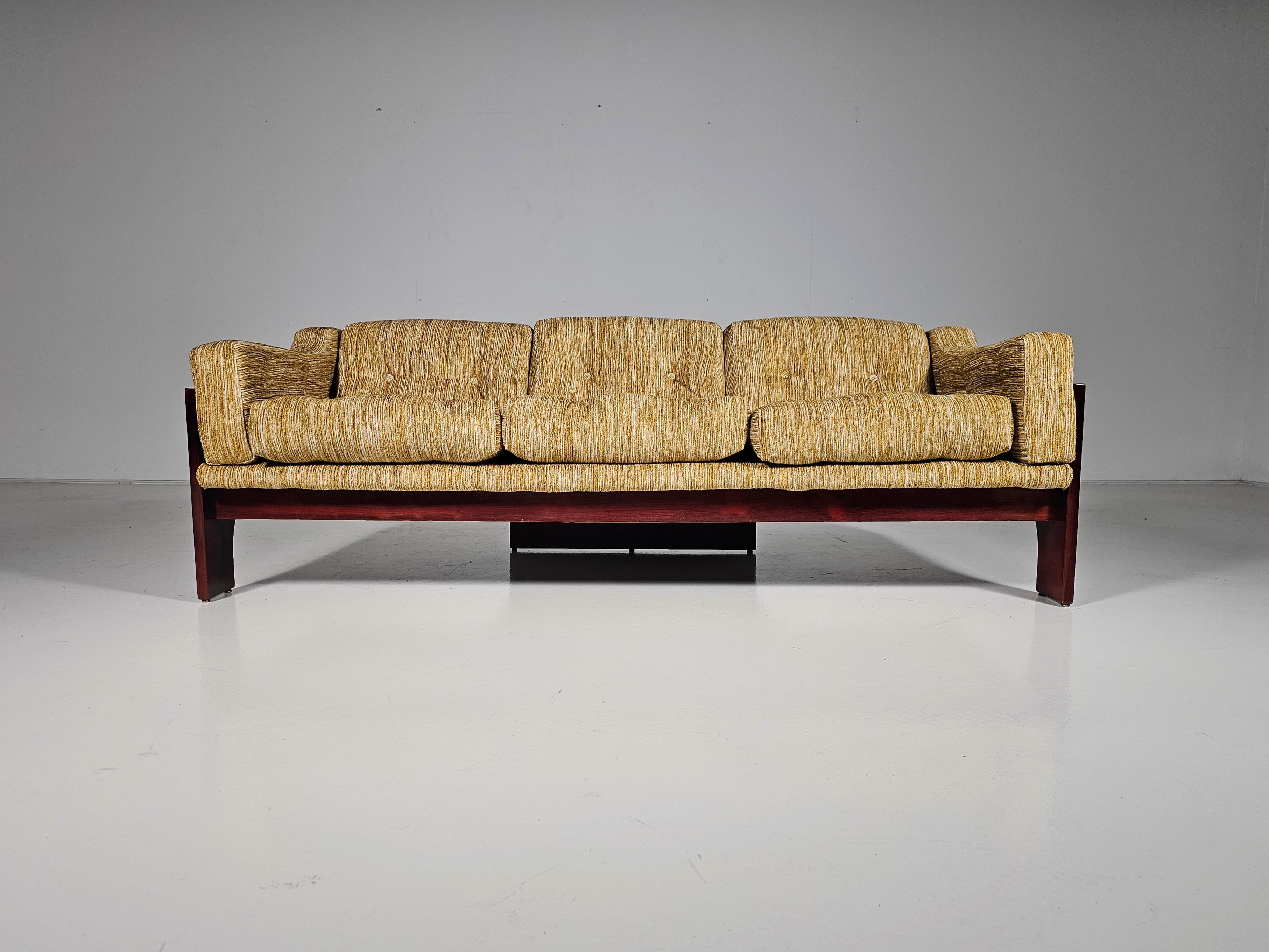 The Oriolo three-seater sofa was designed by Claudio Salocchi and is an iconic piece of Italian design. Crafted in the 1960s by Sormani, this sofa stands out with its bold lines and exceptional comfort, thanks to its enveloping armrests and padded