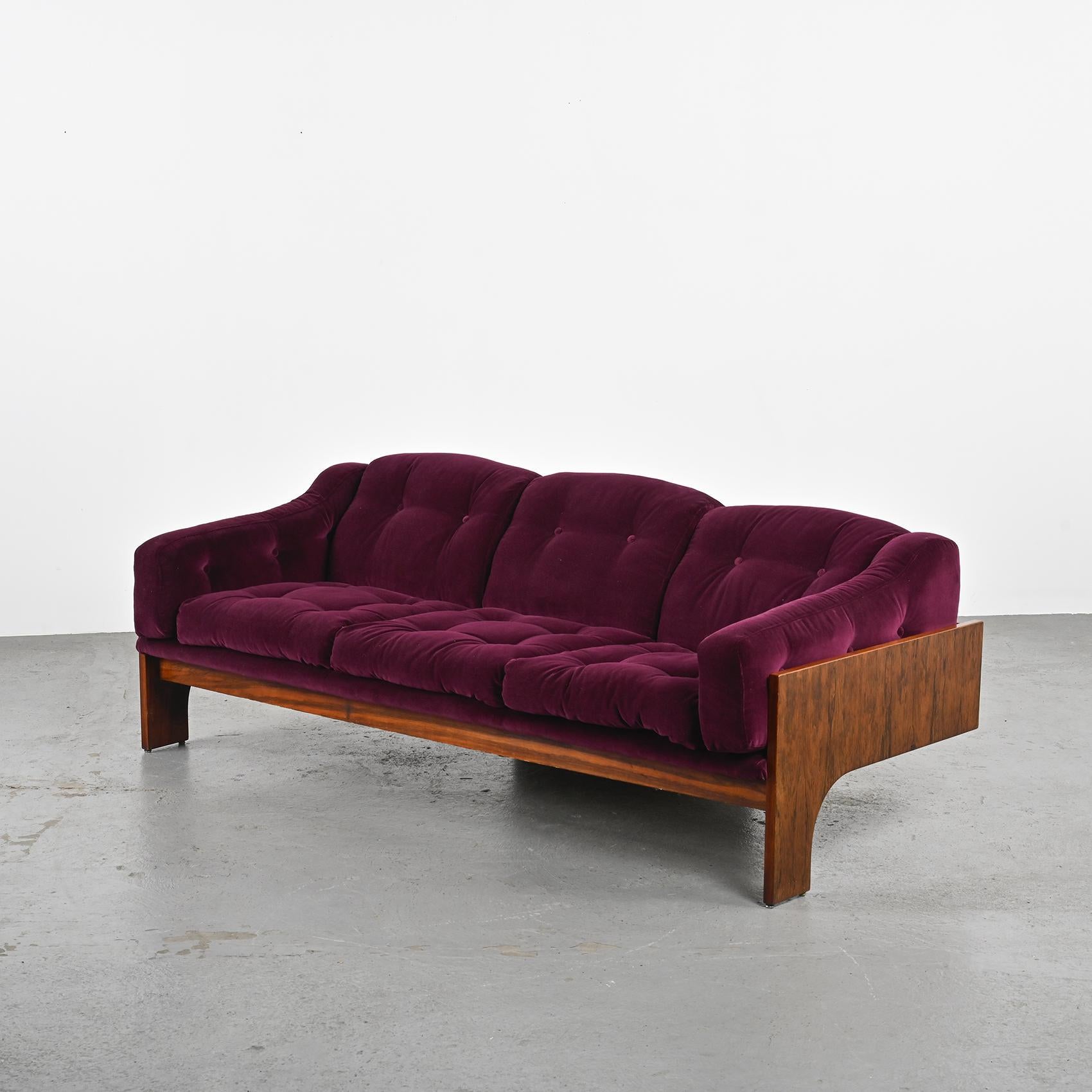 The Oriolo sofa, designed by Claudio Salocchi, is an iconic piece of Italian design furniture. Created in the 1960s, this sofa stands out with its bold lines and offers exceptional comfort with its enveloping armrests and padded back.

The Oriolo