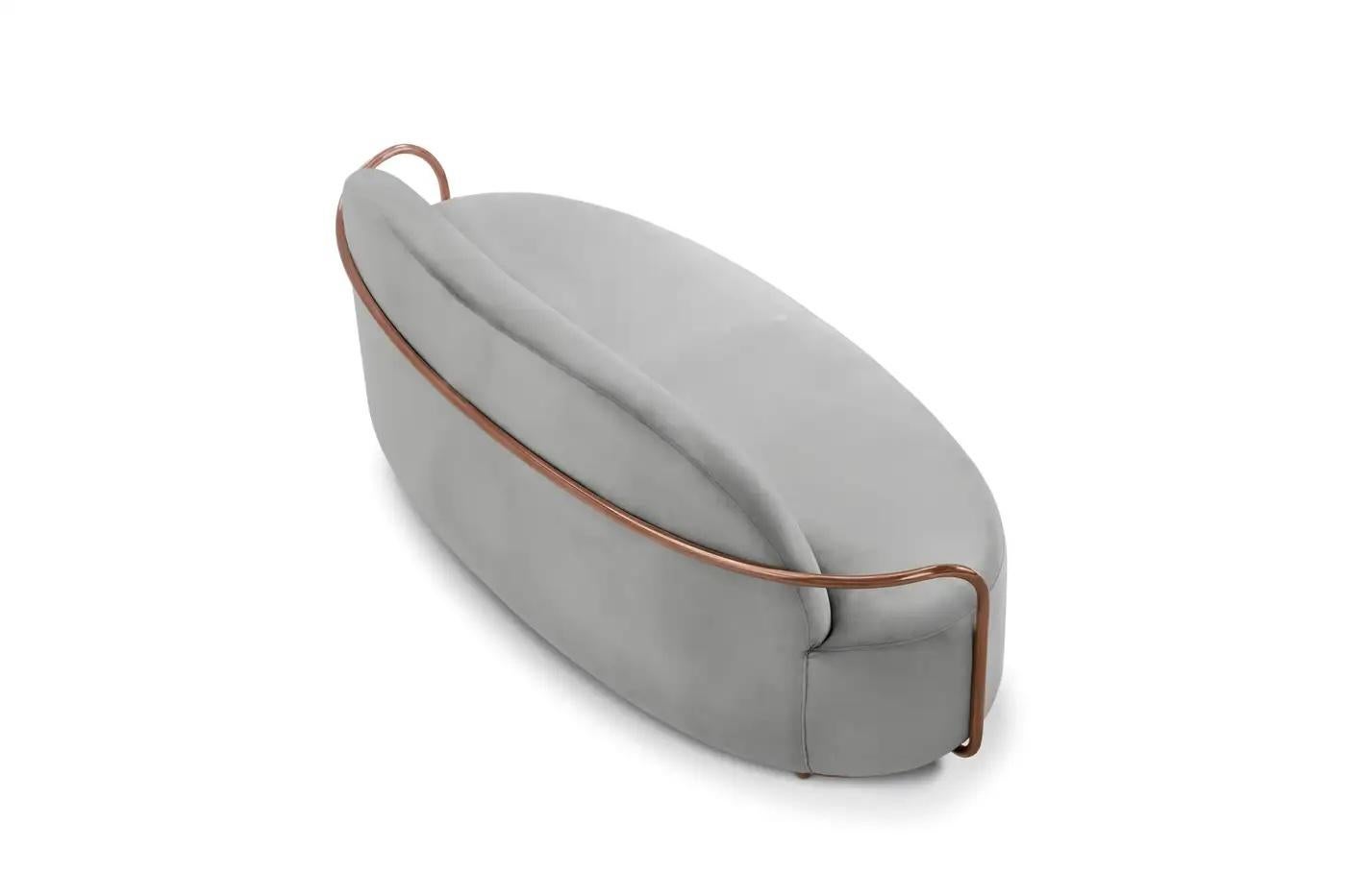 Orion 3-Sitz-Sofa mit plüschigem Samt von Nika Zupanc im Zustand „Neu“ im Angebot in Kolkata, IN