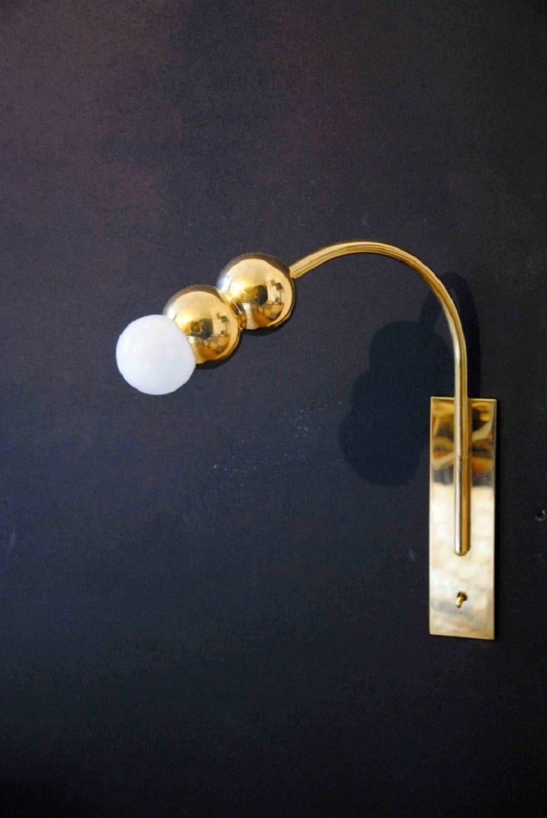 Lampada da comodino Orion di Emilie Lemardeley
Dimensioni: D. A. 10 x L. 14 x H. 30 cm
Materiali: Ottone spazzolato, vetro soffiato a mano.

Tutte le nostre lampade possono essere cablate a seconda del Paese. Se viene venduto negli Stati Uniti, sarà