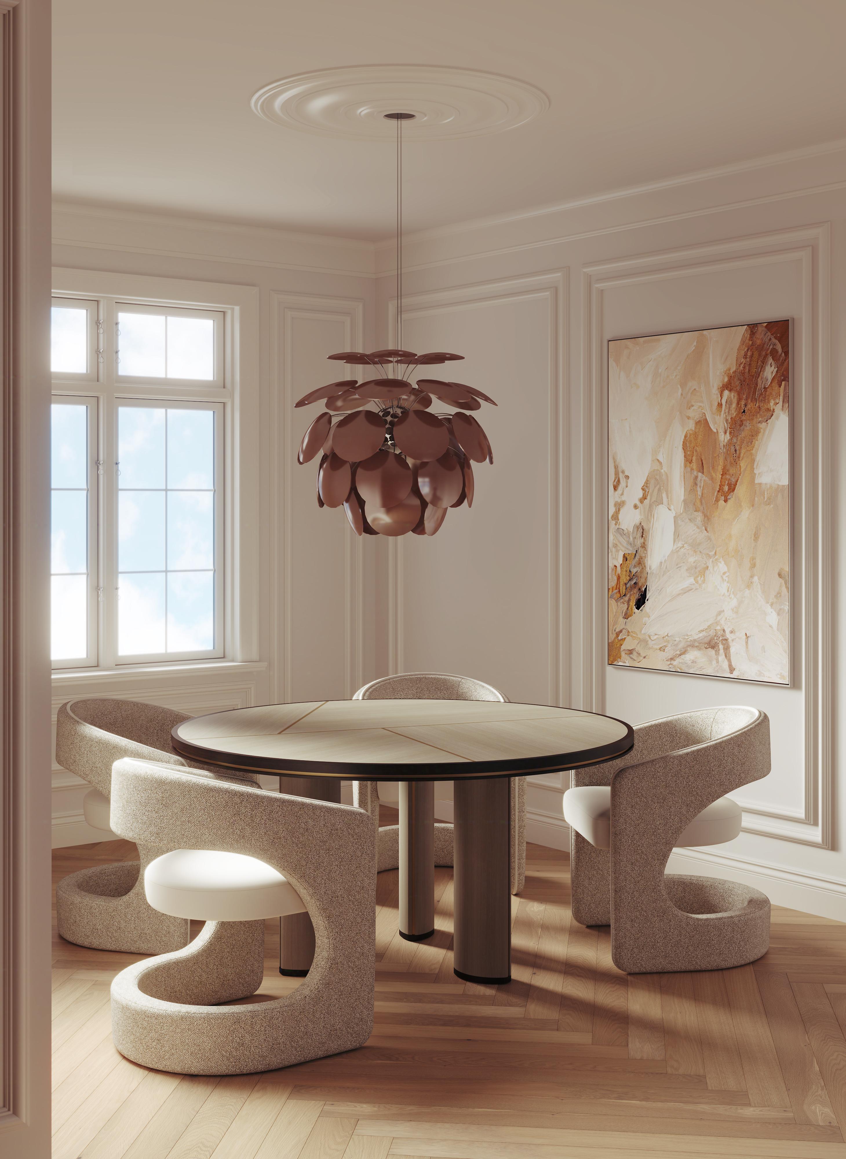 Un design élégant. Détail artisanal.

La table de salle à manger Orion est une pièce à part, avec un plateau géométrique fabriqué à la main qui est une composition raffinée de placages de bois naturel et d'accents de laiton antique. Sa forme ronde