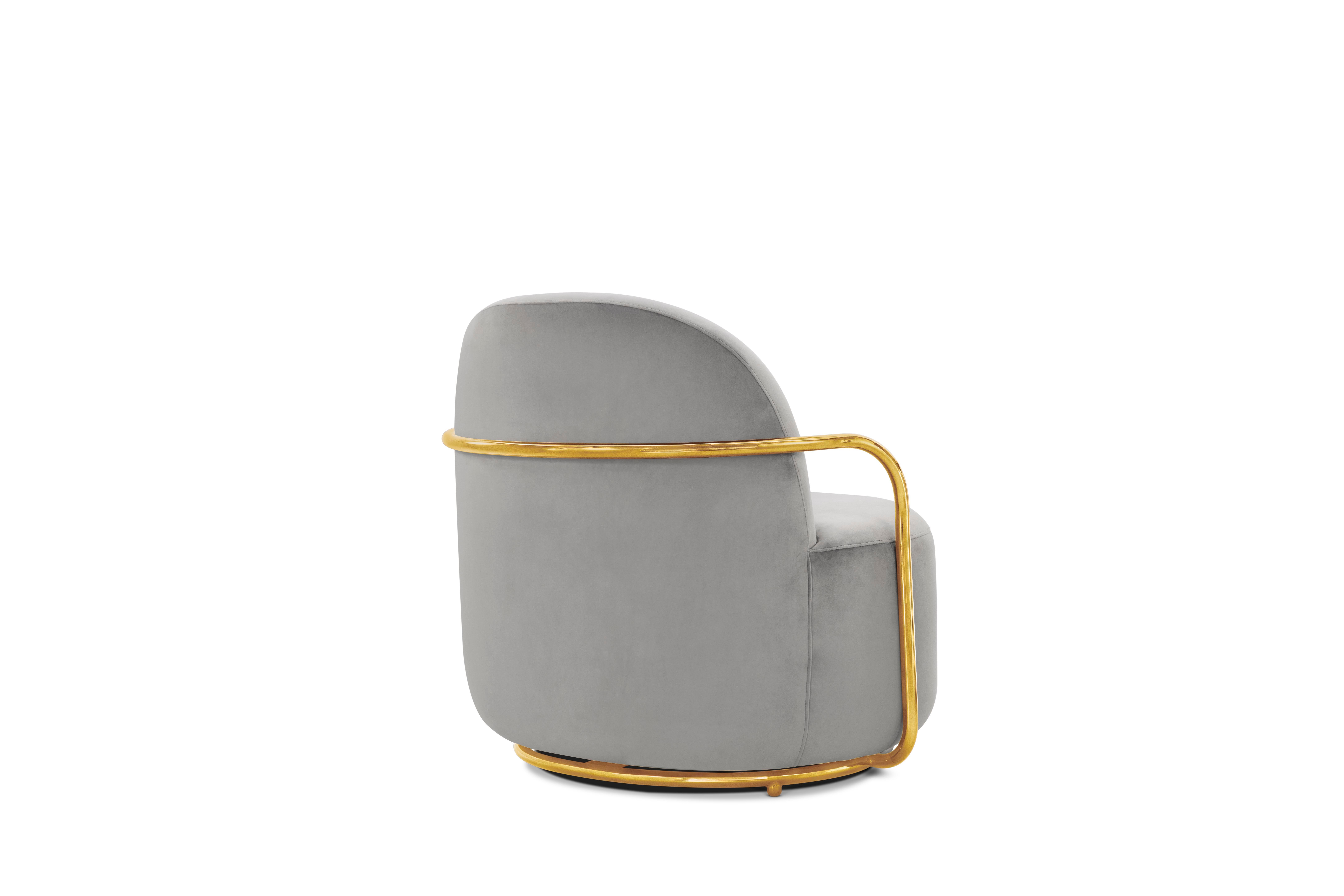 Der Orion Lounge Chair mit plüschgrauem Samt und goldenen Armlehnen von Nika Zupanc ist ein zeitloser Sessel mit hellgrauem Samt und goldfarbenen Metallarmen.

Nika Zupanc, eine auffallend renommierte slowenische Designerin, scheut sich nicht, den
