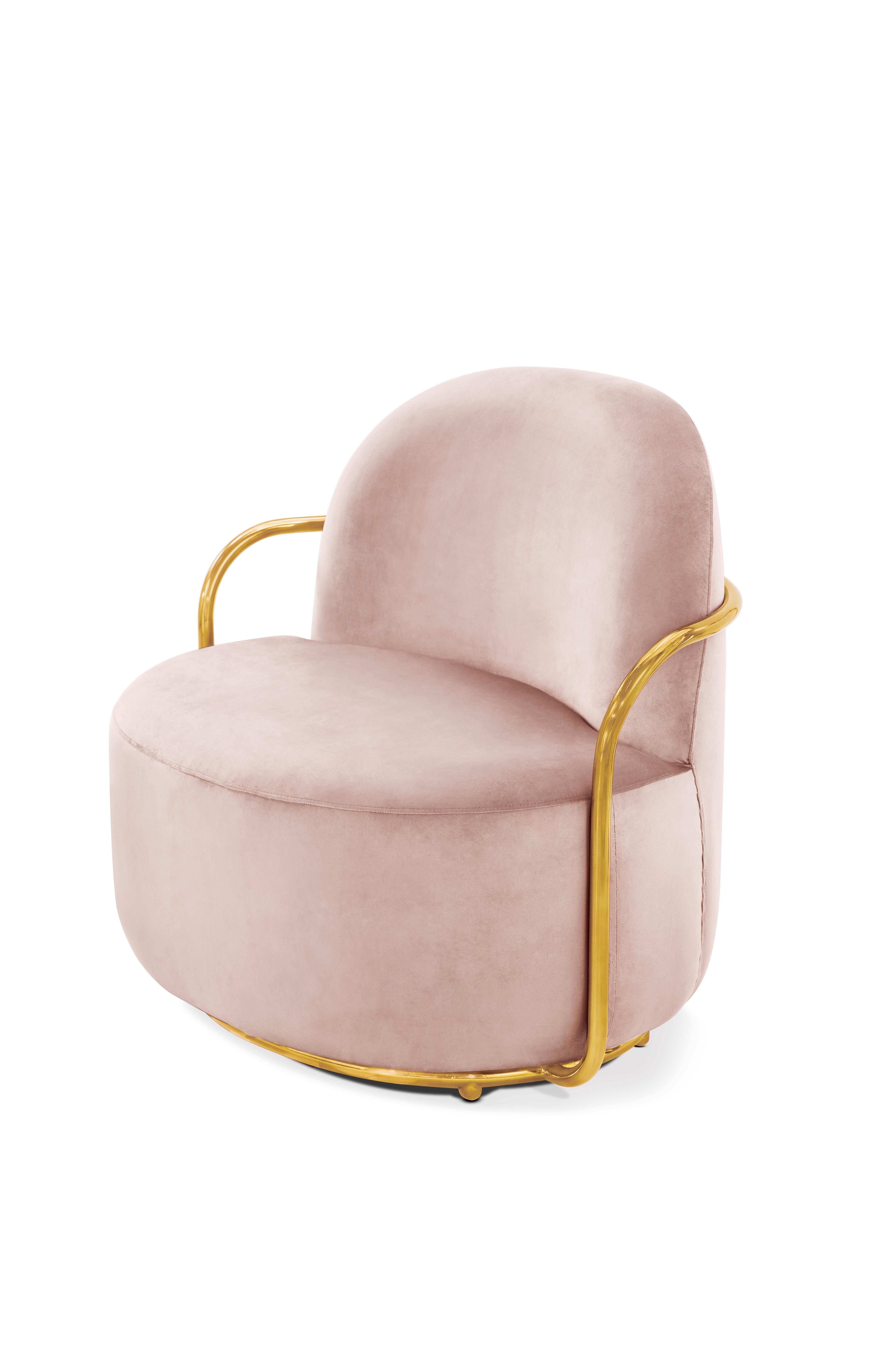 Der Orion Lounge Chair mit Plüschsamt in Rosa und goldenen Armlehnen von Nika Zupanc bietet ein hübsches Bild in blassrosa Samt und goldfarbenen Metallarmen.

Nika Zupanc, eine auffallend renommierte slowenische Designerin, scheut sich nicht, den