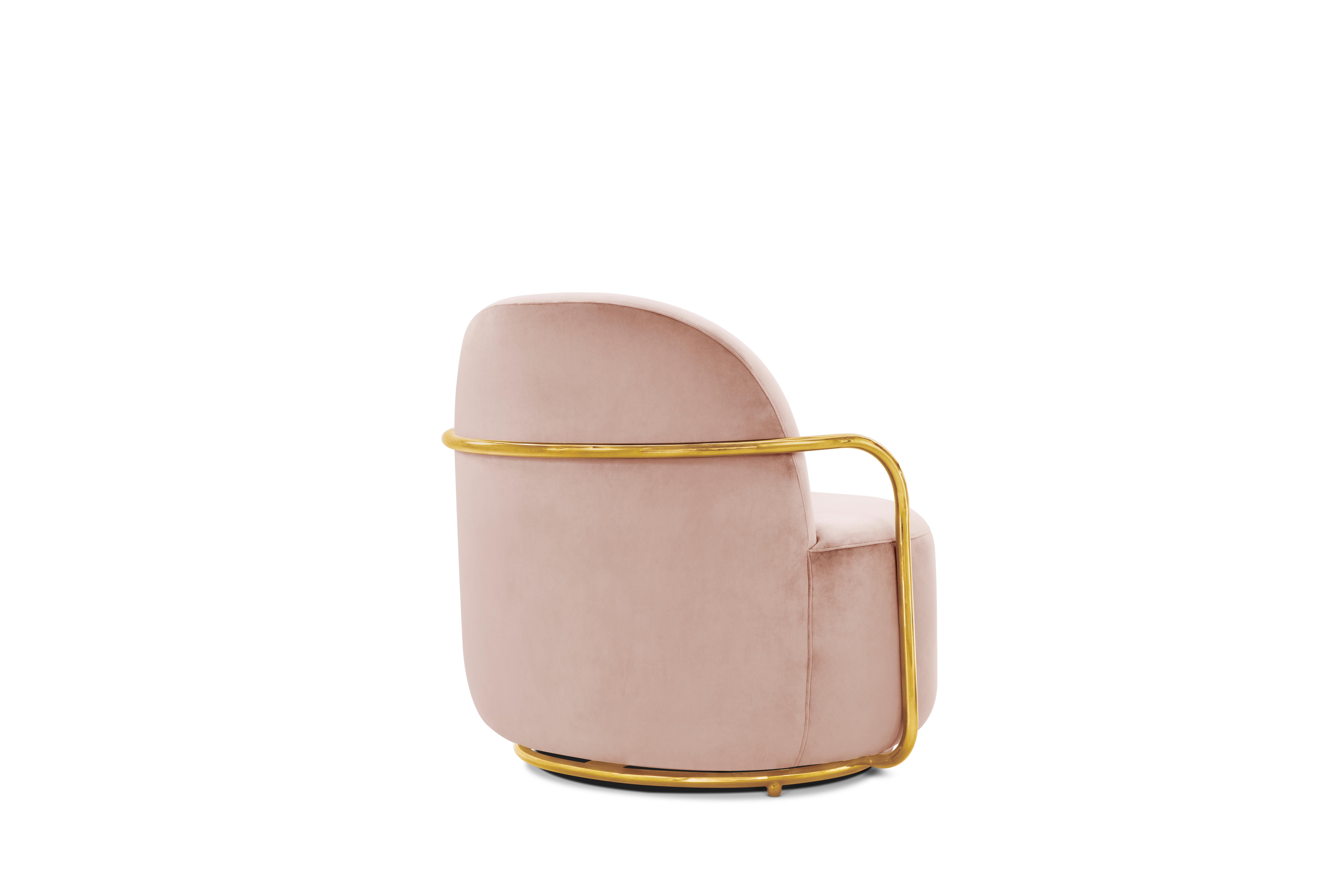 Orion loungesessel mit plüschigem rosa samt und goldenen armlehnen by Nika Zupanc (Handgefertigt) im Angebot