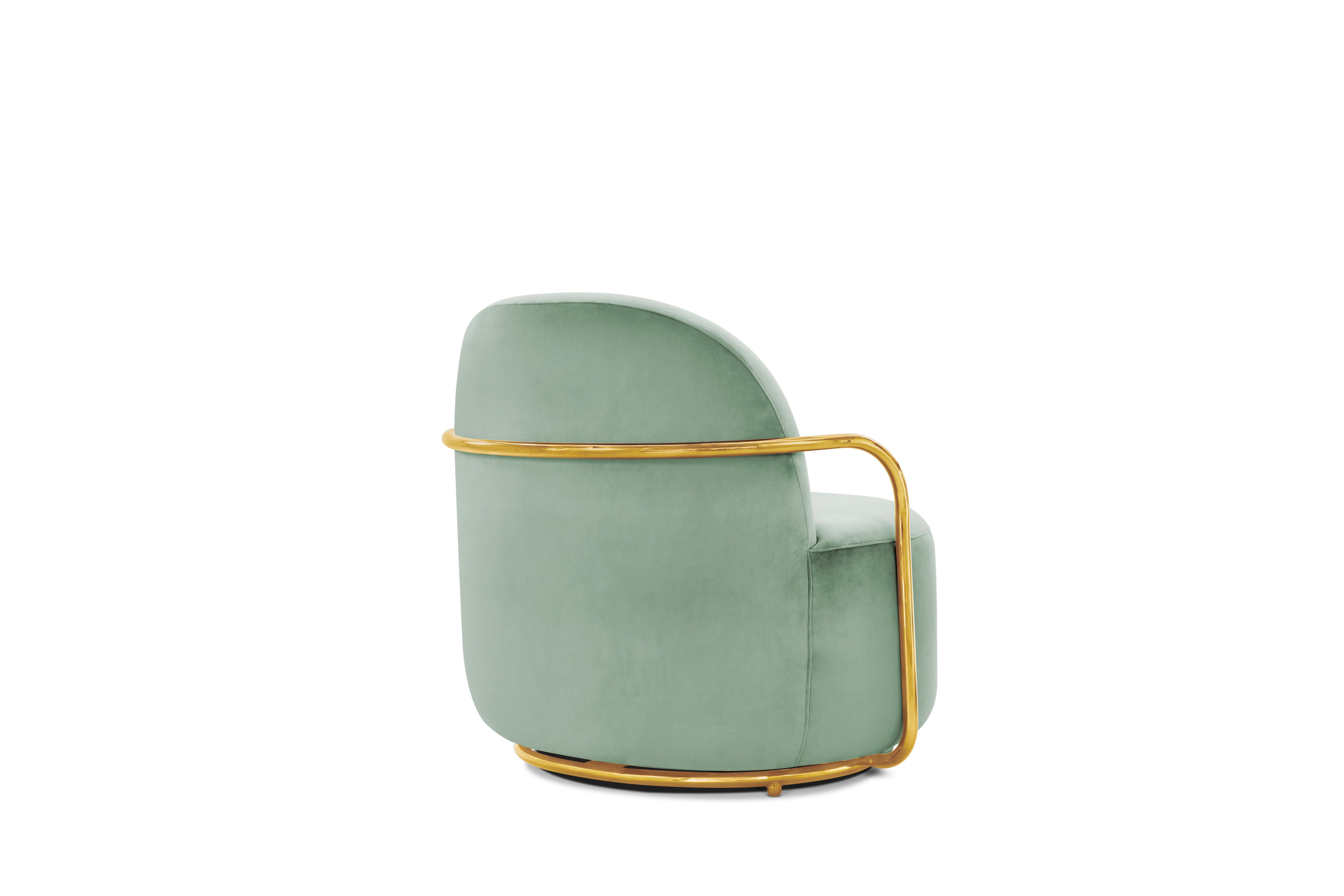 Der Komfort des Orion Lounge Chair with Plush Mint Green Velvet and Gold Arms von Nika Zupanccomplimentiert den kühlen mintgrünen Samt und die goldenen Metallarme.

Nika Zupanc, eine auffallend renommierte slowenische Designerin, scheut sich nicht,