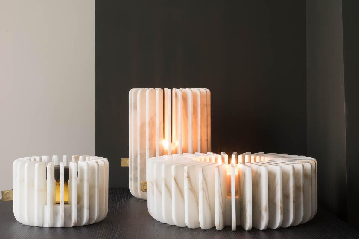 Orion Kleine Blumenvase und Kerzenständer aus Calacatta-Marmor von Dan Yeffet (Moderne) im Angebot