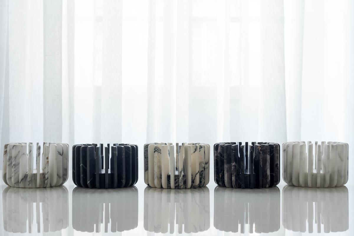   Orion Kleine Marquina-Blumenvase und Kerzenhalter aus glänzendem Marmor von Dan Yeffet (Moderne) im Angebot