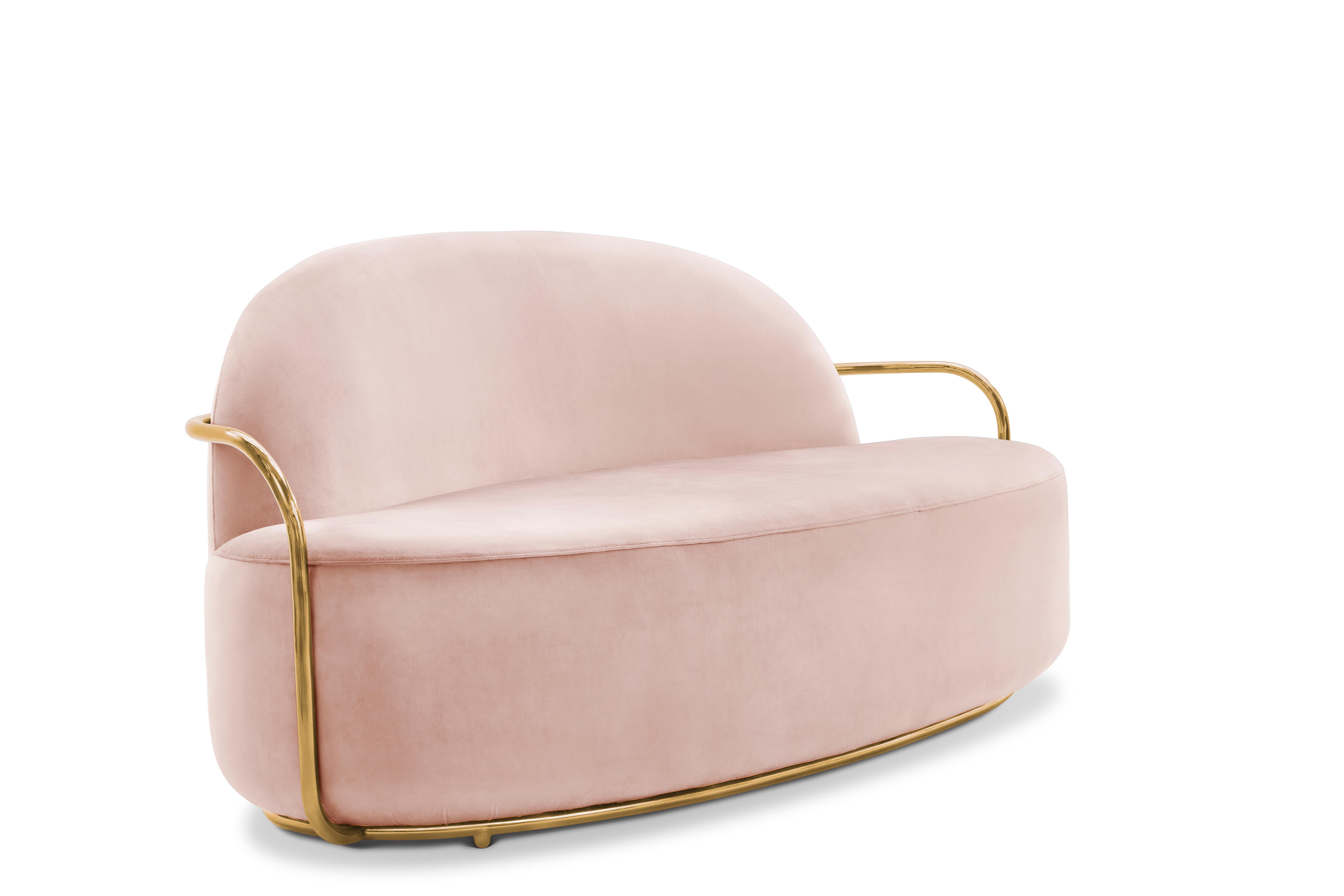 Das Orion 3-Sitzer-Sofa mit plüschigem rosa Samt und goldenen Armlehnen von Nika Zupanc ist ein hübsches Bild aus blassrosa Samt und goldfarbenen Metallarmen.

Nika Zupanc, eine auffallend renommierte slowenische Designerin, scheut sich nicht davor,