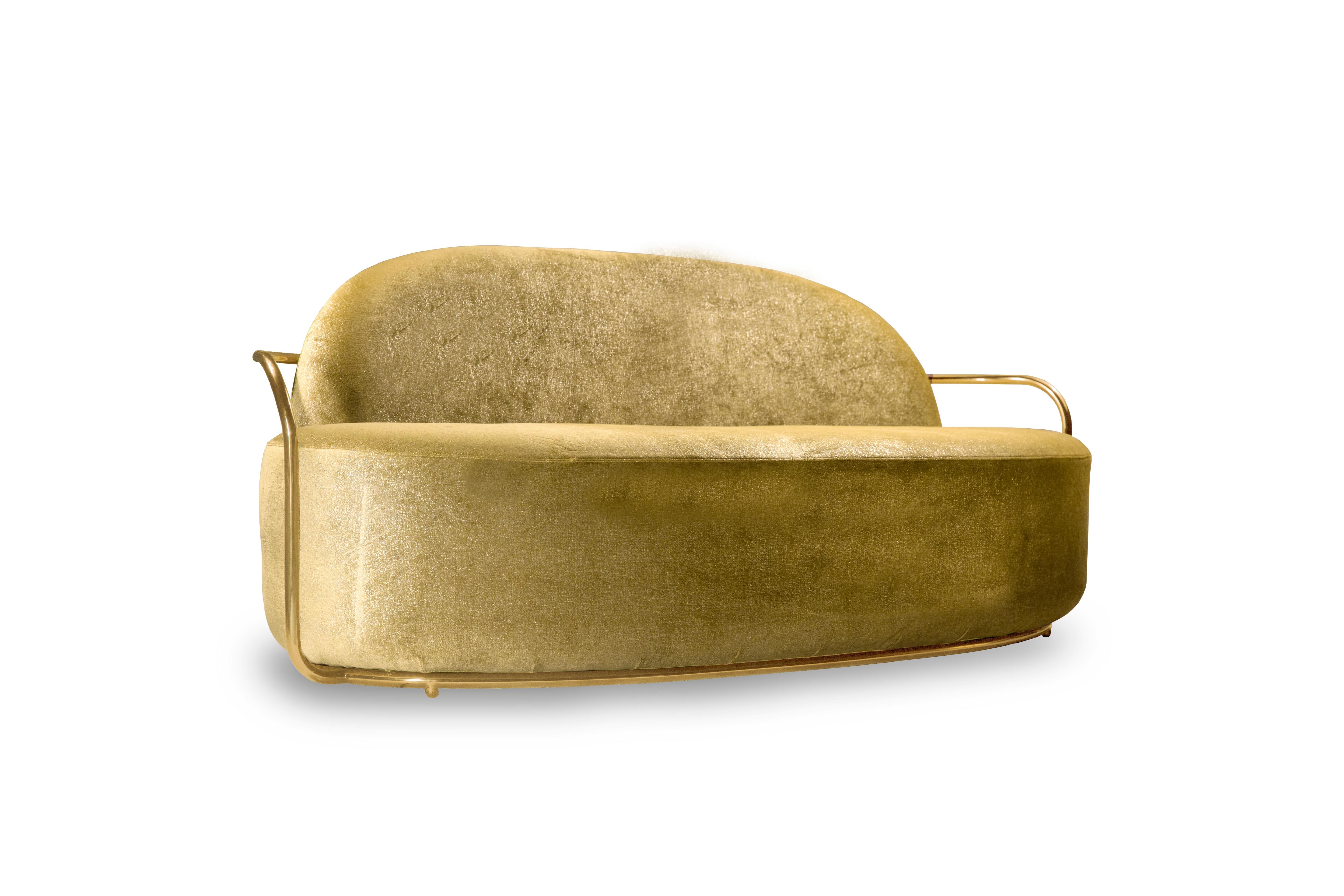 Orion 3 Seat Sofa with Dedar Velvet and Gold Arms by NIKA ZUPANC est un canapé une place avec un opulent tissu doré de Dedar Milano et des accoudoirs en métal doré. Une pièce de choix !

Nika ZUPANC, designer slovène de renom, n'hésite jamais à