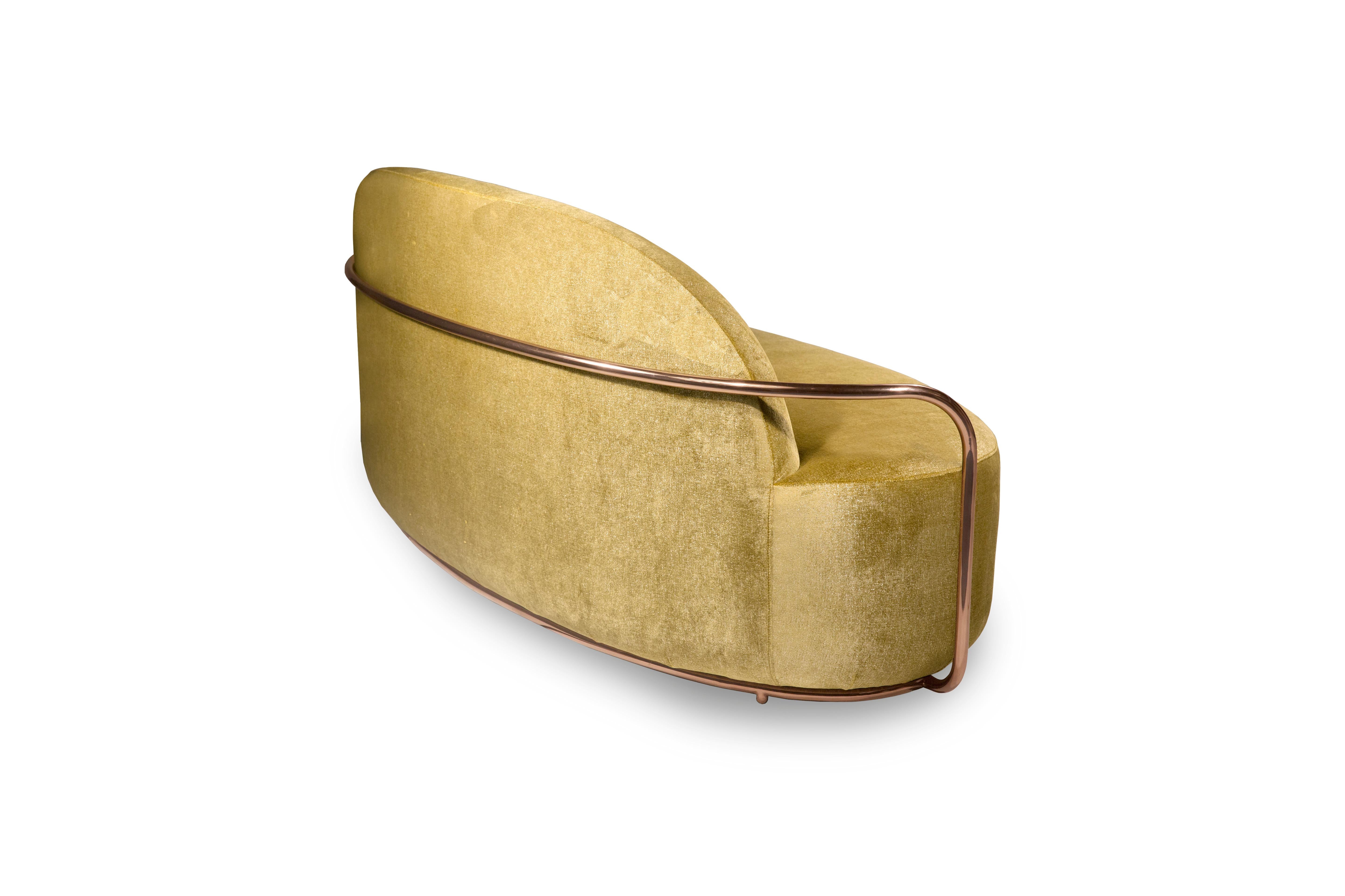 Orion 3 Seat Sofa with Gold Dedar Velvet and Rose Gold Arms von Nika Zupanc ist ein Einsitzer-Sofa mit opulentem goldenem Stoff von Dedar Milano und roségoldenen Metallarmen. Ein besonderes Stück!

Nika Zupanc, eine auffallend renommierte