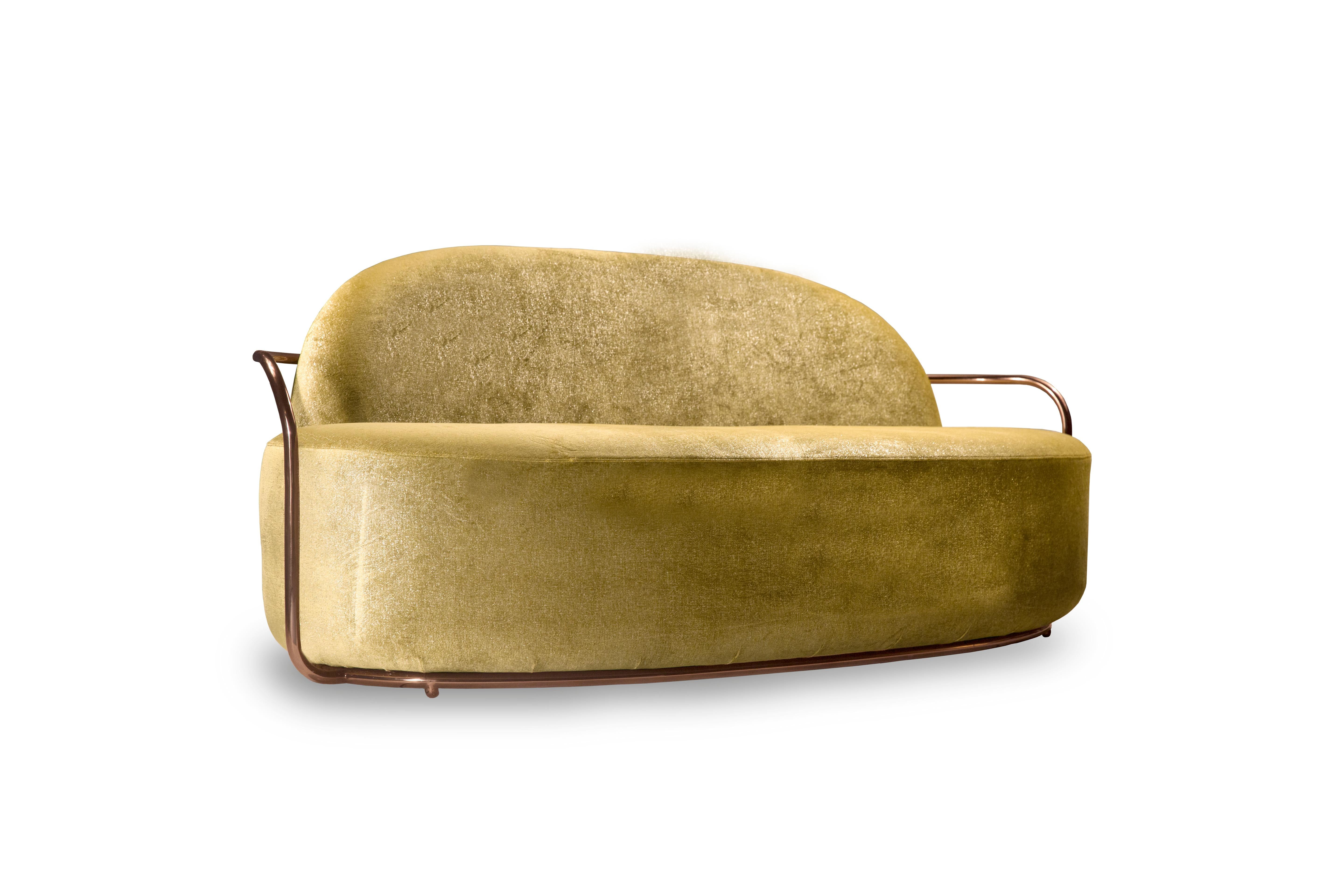 Orion 3-sitziges sofa mit goldfarbenem dedar-samt und roségoldenen armlehnen by Nika Zupanc (Moderne) im Angebot