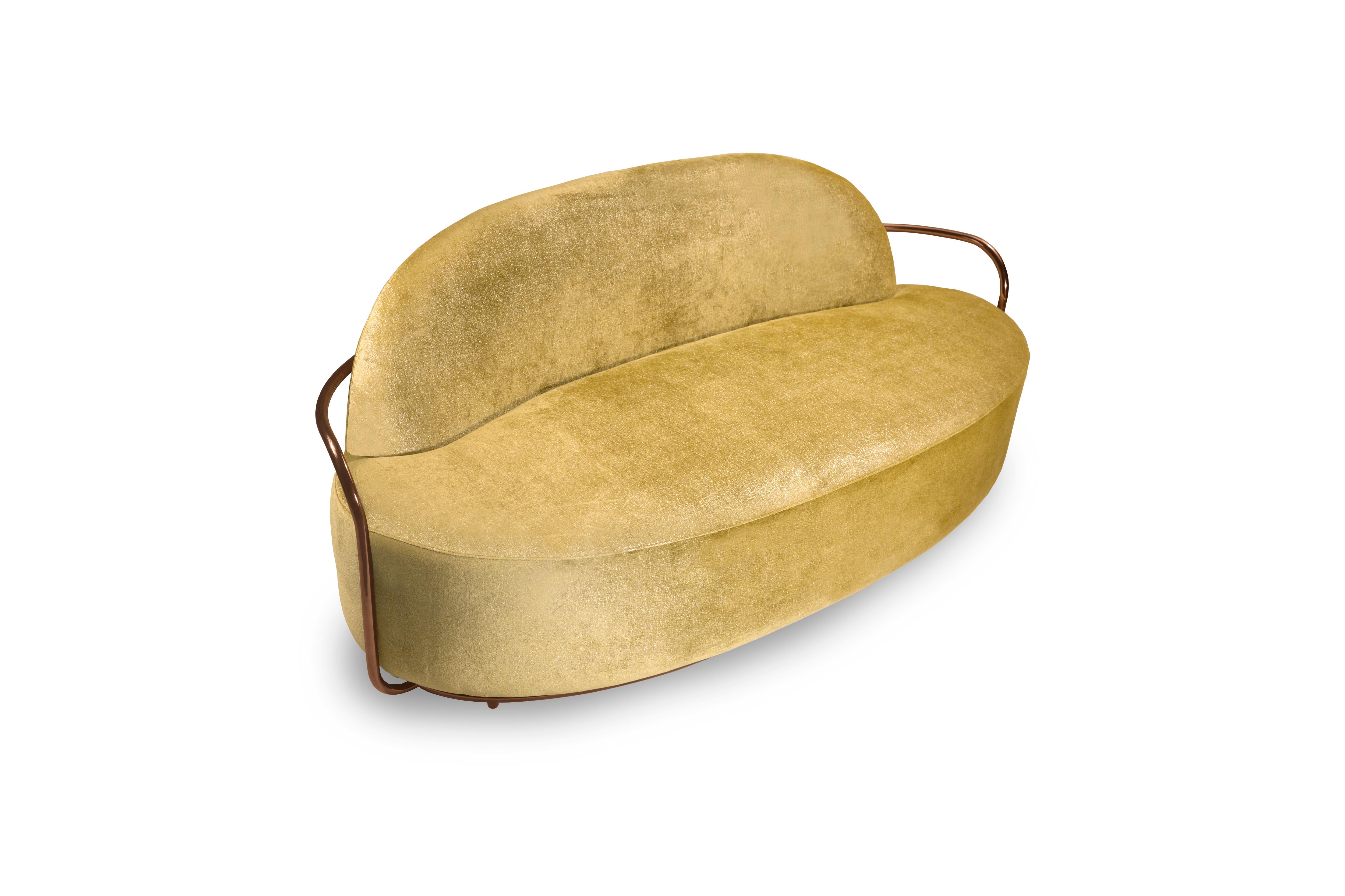 Moderne Canapé 3 places Orion en velours doré et bras en or rose de Nika Zupanc en vente