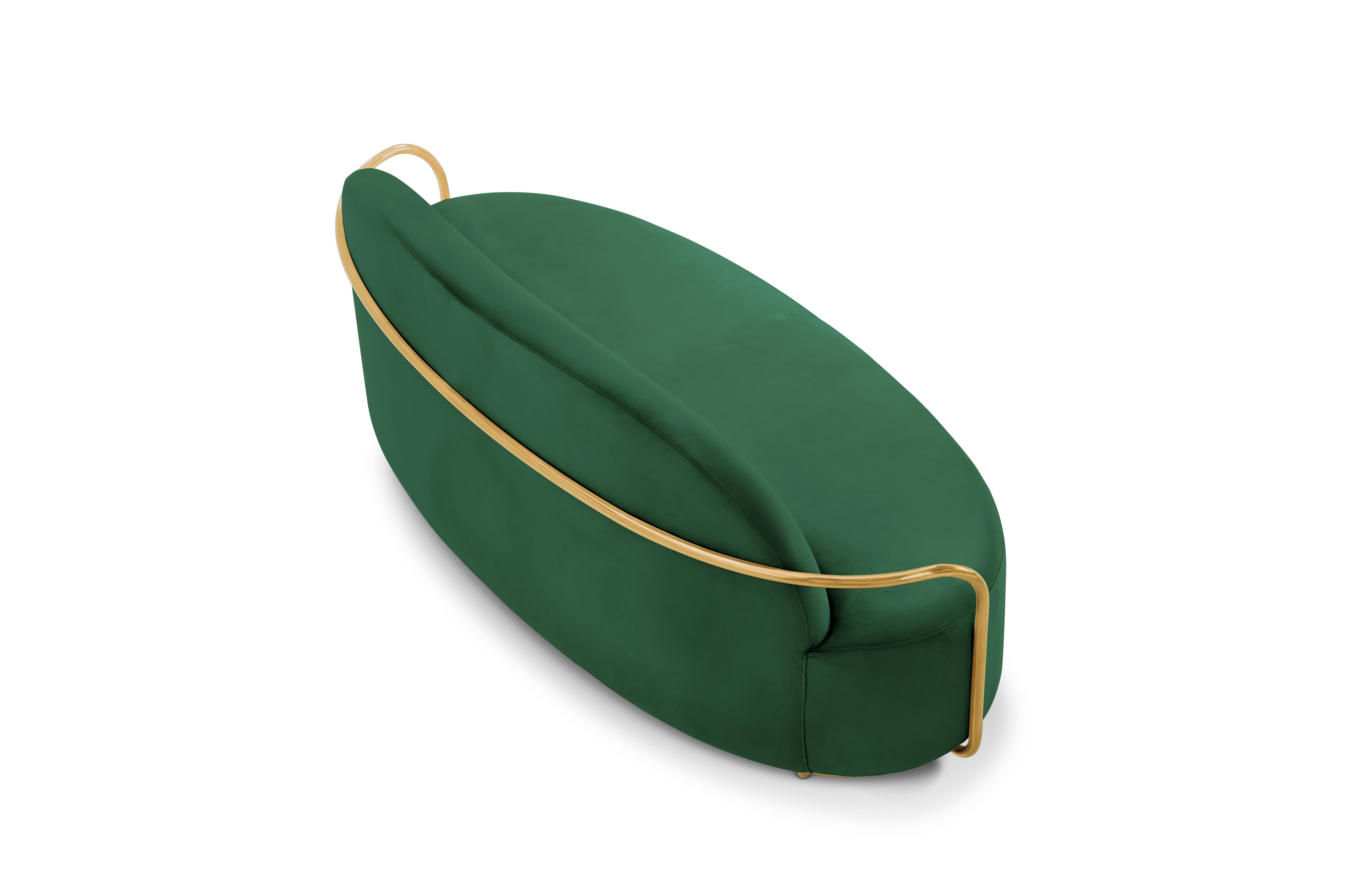 Moderne Canapé Orion 3 places avec velours vert pelucheux et bras dorés de Nika Zupanc en vente