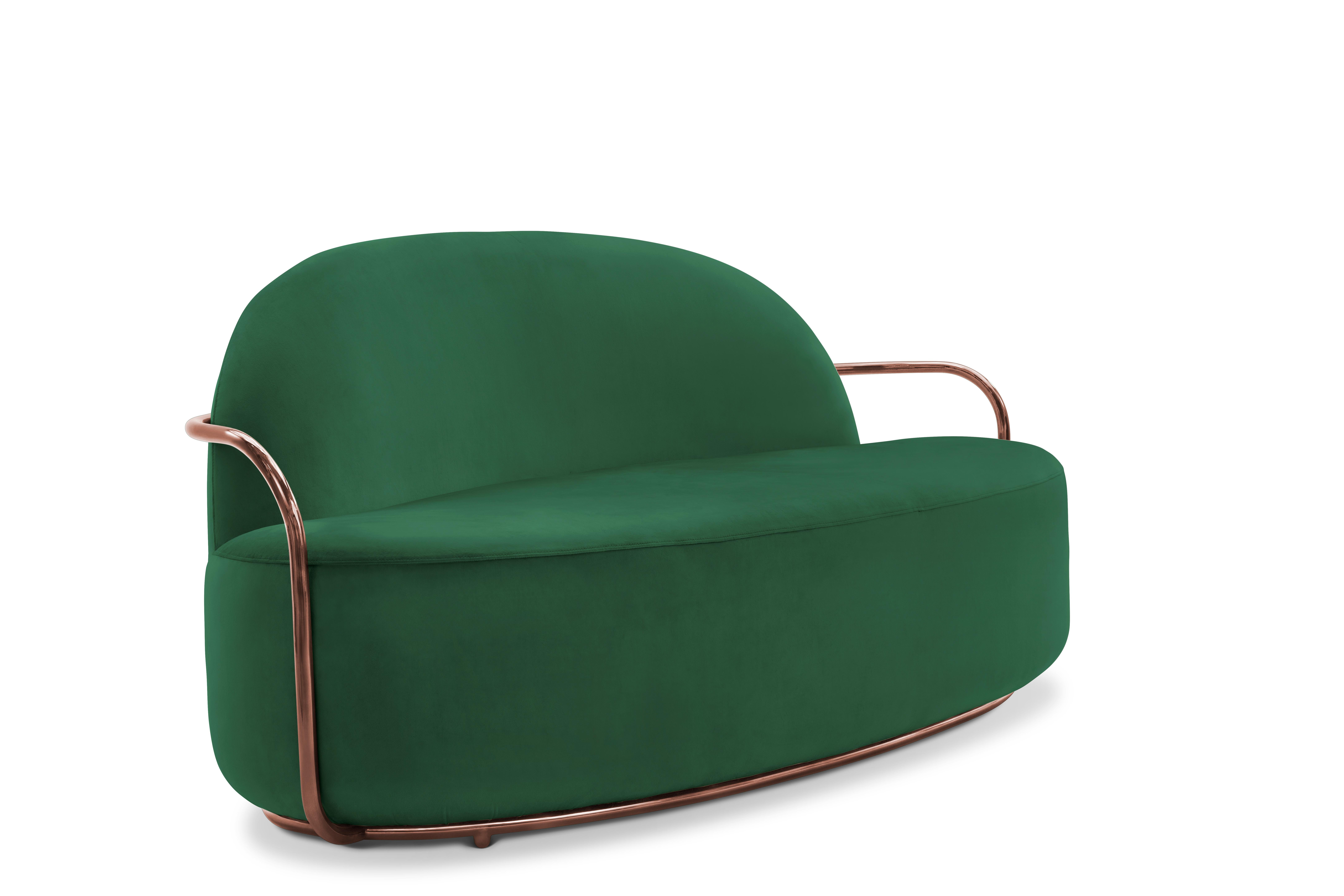 Der satte tiefgrüne Samt im Kontrast zu den roségoldenen Metallarmen betont die fließenden Linien des Orion 3 Seat Sofa with Plush Green Velvet and Rose Gold Arms von Nika Zupanc.

Nika Zupanc, eine auffallend renommierte slowenische Designerin,
