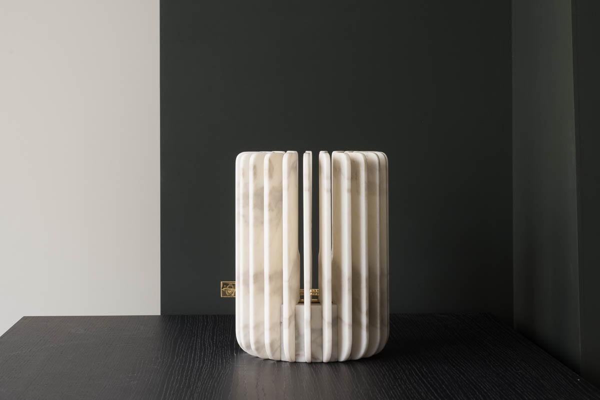 Orion opens new perspectives with the use of marble.
With mechanical-like harmony , its delicate fins are meticulously set around a central element.
Their shape highlights the fragility of the material and creates a subtle constrast of light and