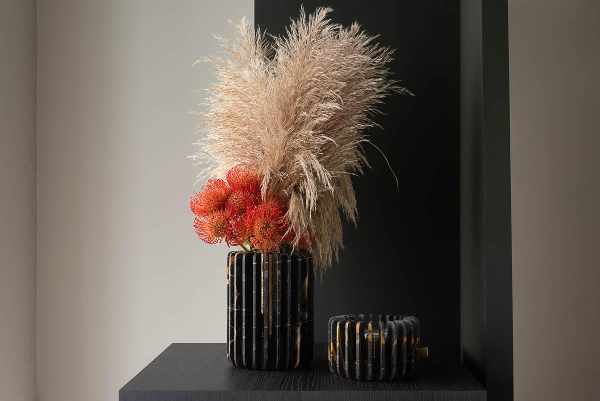 Orion Große Vase und Kerzenhalter aus mattem Marquina-Marmor von Dan Yeffet (Moderne) im Angebot