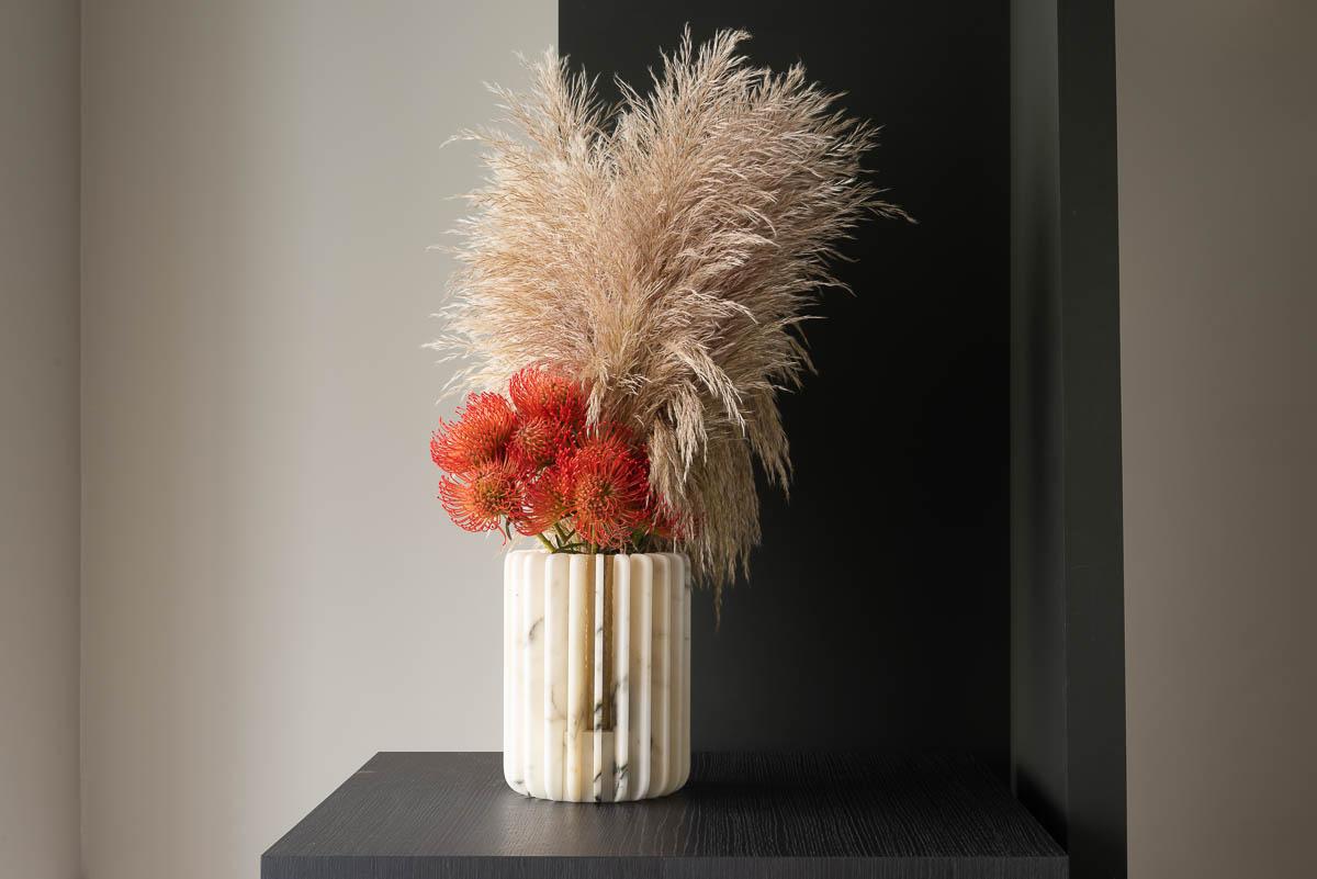 Français Grand vase à fleurs et bougeoir Orion en marbre Paonazzo de Dan Yeffet en vente