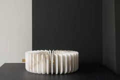 Large vase à fleurs et bougeoir Orion en marbre Calacatta de Dan Yeffet