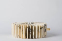 Grand vase à fleurs et bougeoir Orion en marbre Paonazzo de Dan Yeffet