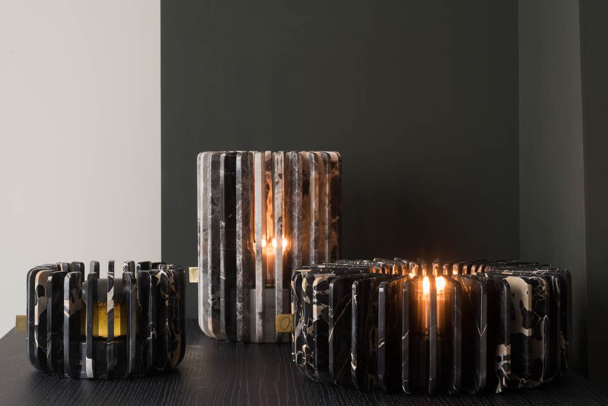 Orion Breite Blumenvase aus Portoro-Marmor und Kerzenhalter von Dan Yeffet (Moderne) im Angebot
