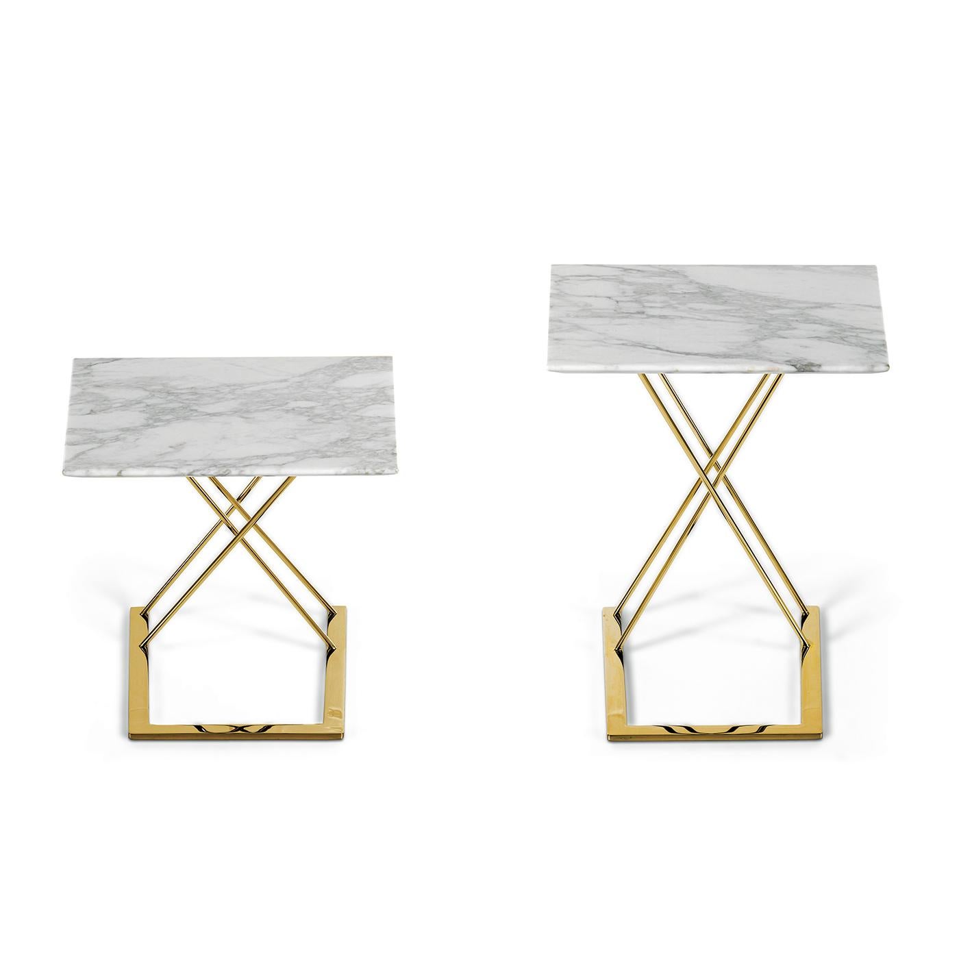 Cette table d'appoint haute sera un ajout précieux à une maison moderne, apportant un accent luxueux dans un salon, une salle d'eau ou une chambre à coucher. Sa structure métallique est recouverte d'or 24 carats, ce qui ajoute un éclat chaleureux à