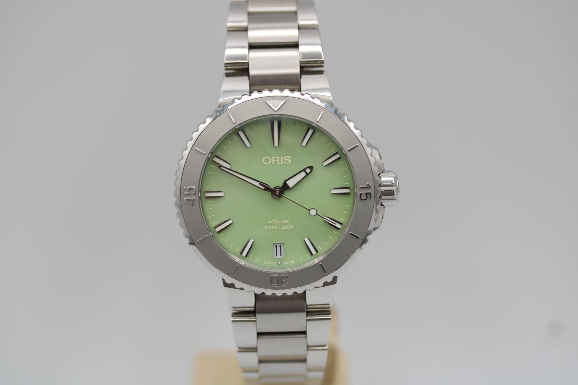 Oris Aquis Date 36,5 mm  Quadrante MOP verde acqua marina  2024  Set completo In condizioni ottime in vendita a London, GB