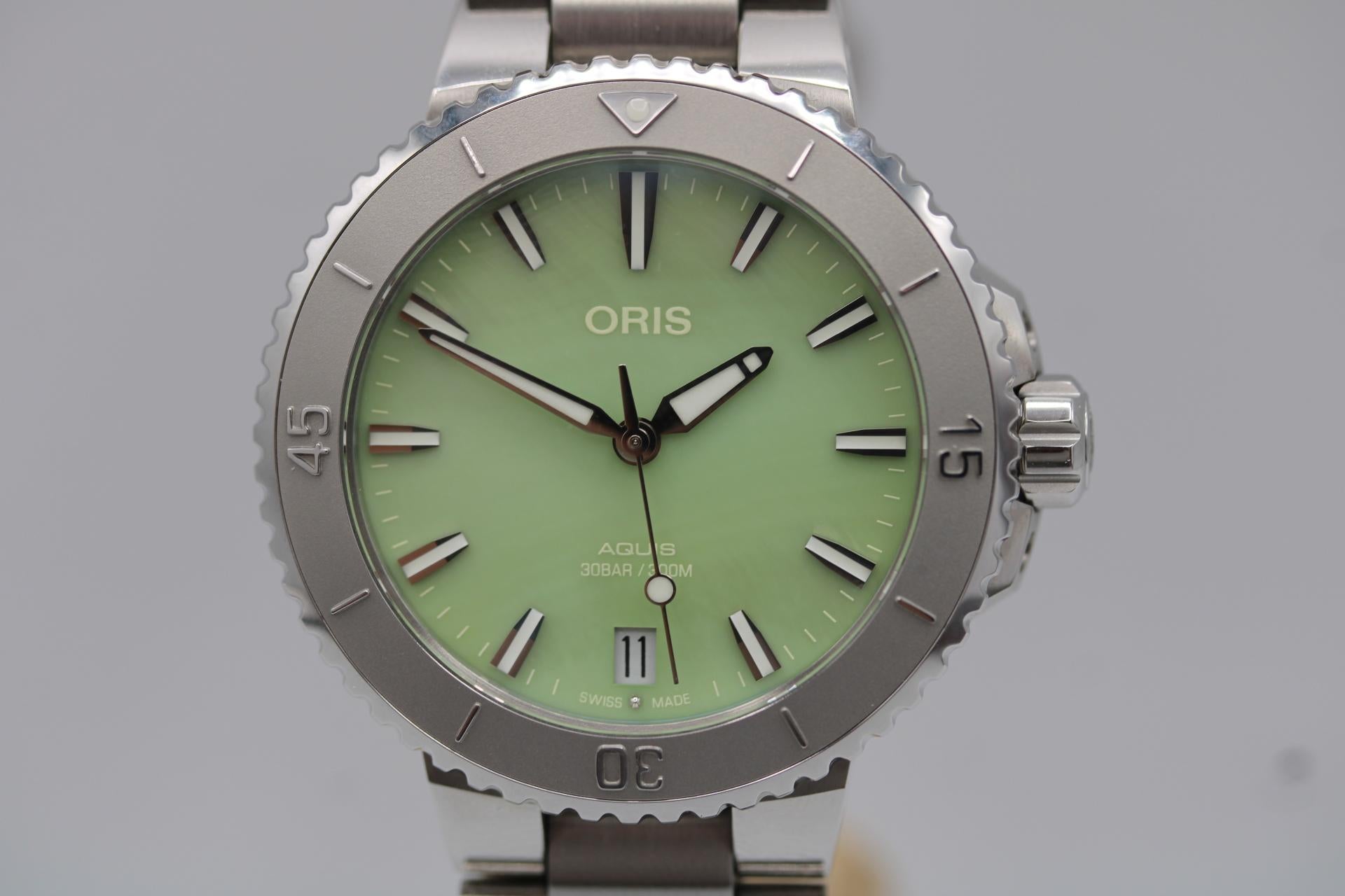 Donna Oris Aquis Date 36,5 mm  Quadrante MOP verde acqua marina  2024  Set completo in vendita