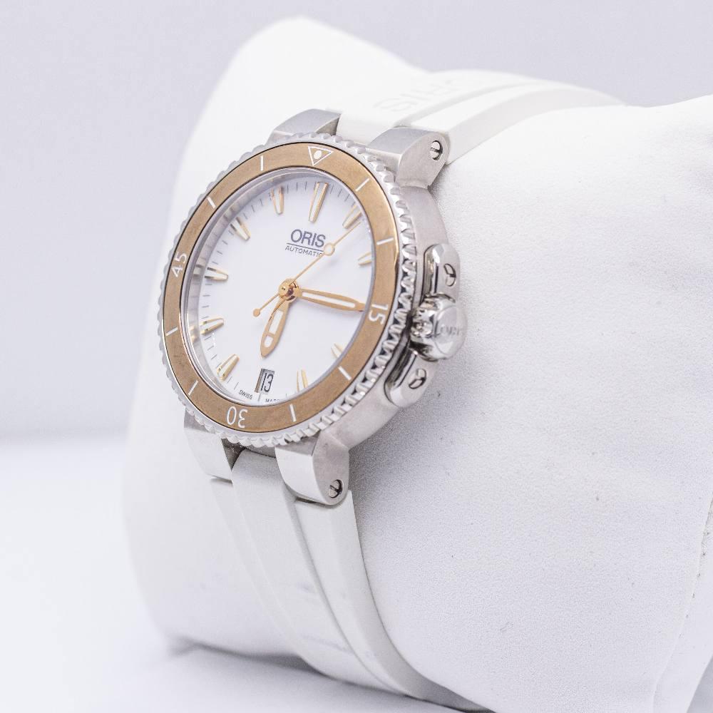 Oris Watch AQUIS DATE Collection'S per le donne  Movimento automatico con 38 ore di autonomia  Lunetta in cermet color oro rosa  Quadrante bianco  Numero di serie: 33-25376 Diametro della cassa 36 mm  Resistente all'acqua 300m  Corona e cassa a vite