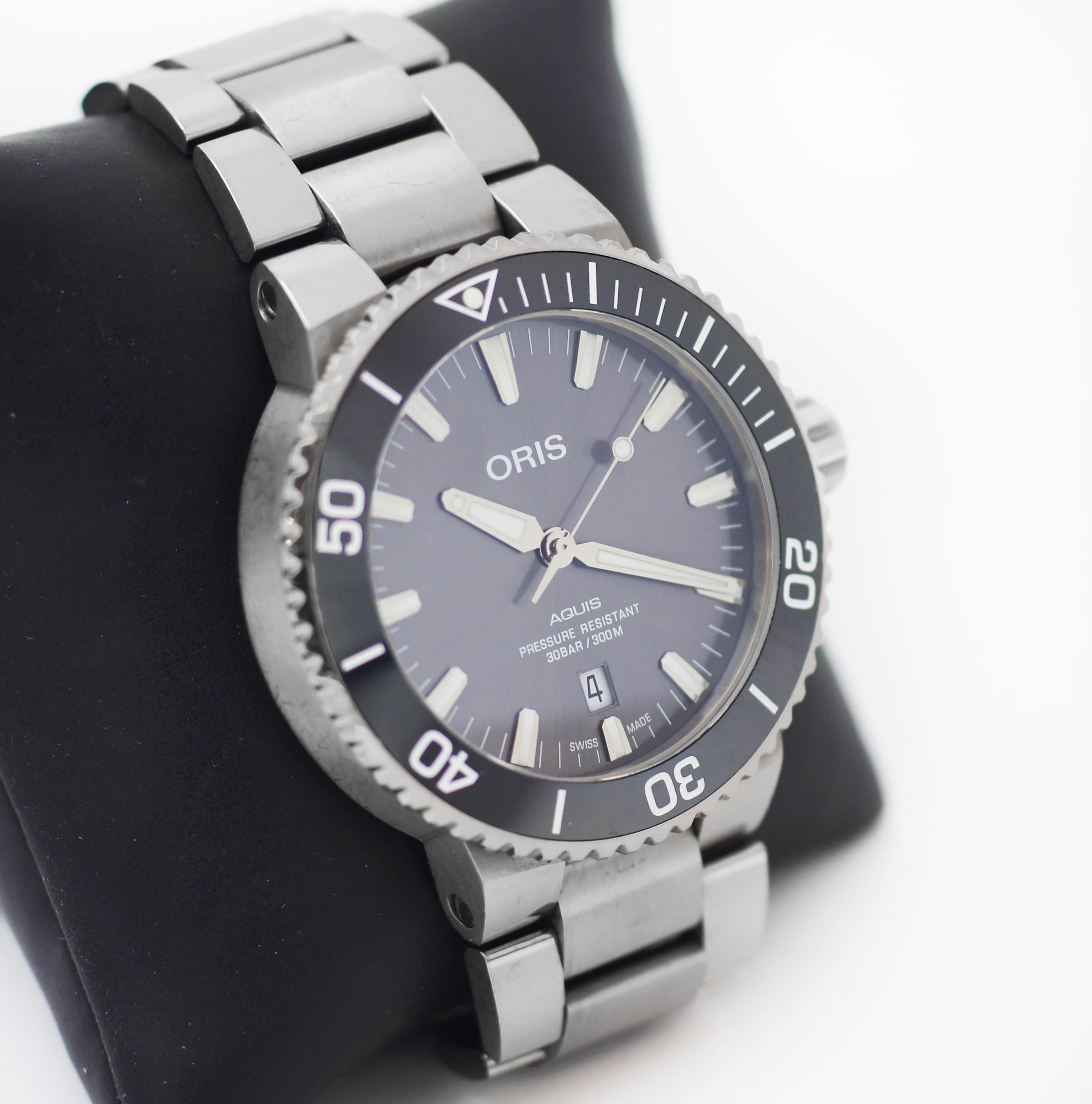 ORIS Aquis a true masterpiece of design and engineering features a sleek grey dial that offers excellent readability even in low-light conditions with a date function that displays the date at the 6 o'clock position and luminescent hands and