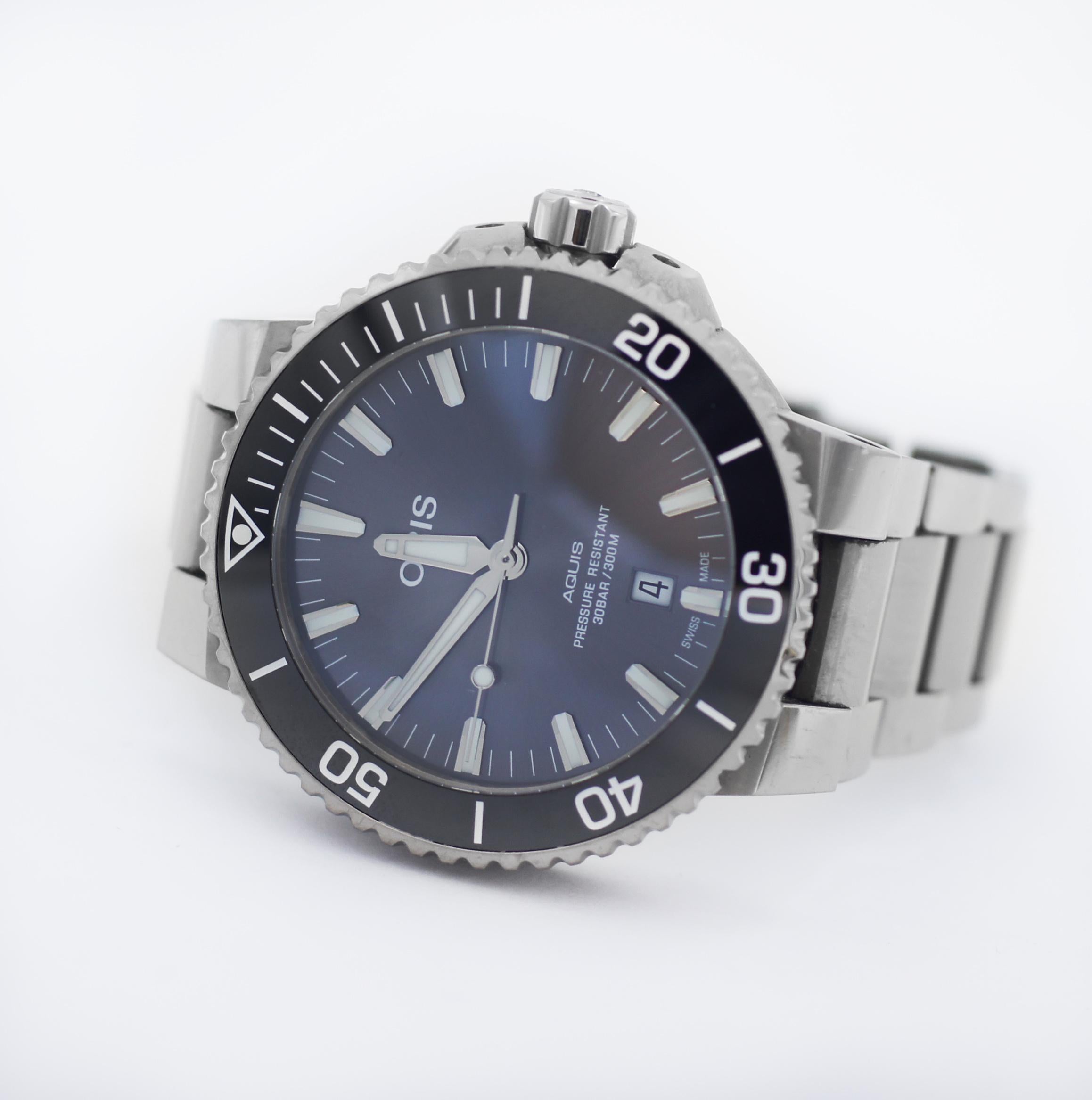 ORIS Aquis Date Grey Dial Titanium Men's Watch In Good Condition For Sale In San Fernando, CA