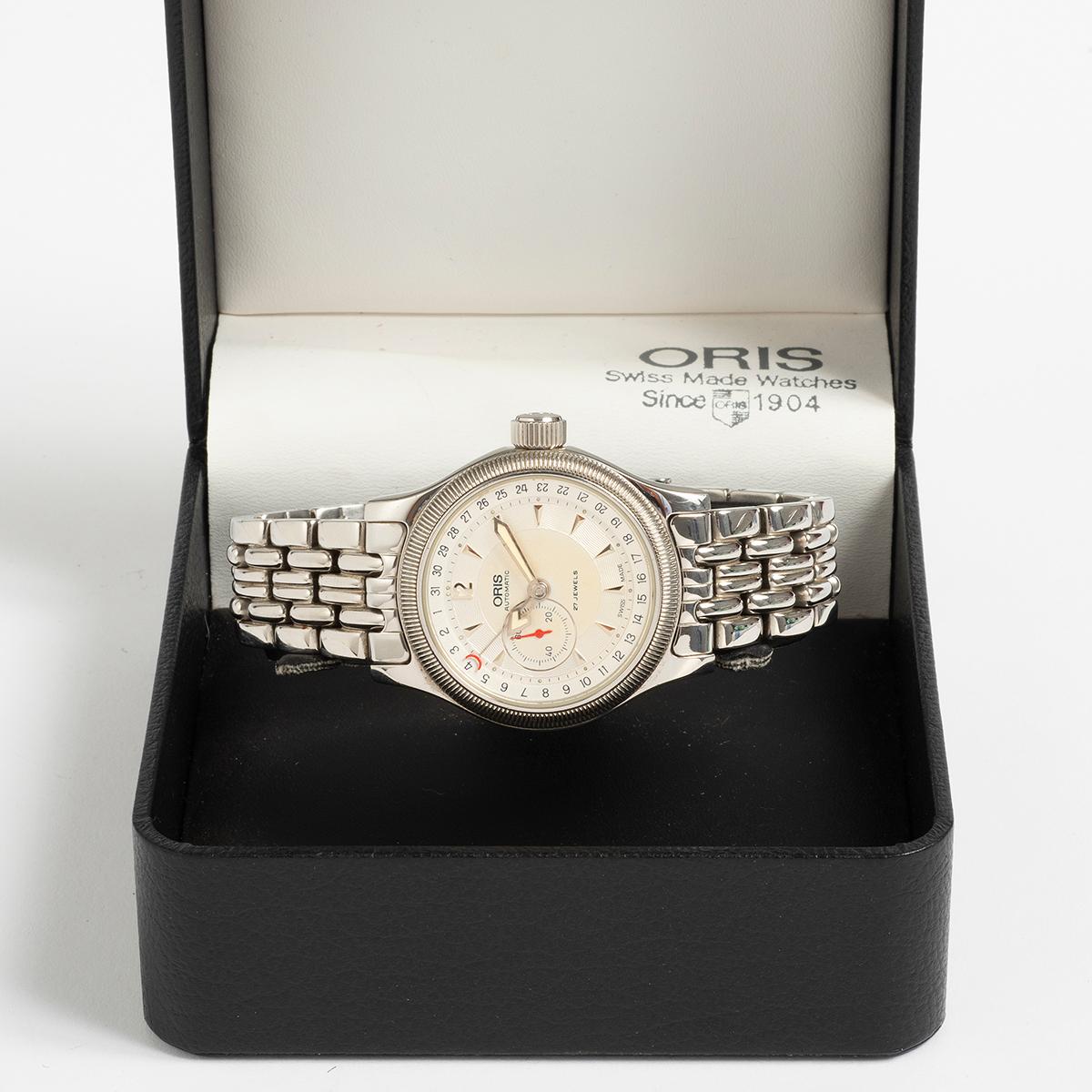 Nuestra referencia 7482B Neo vintage Oris Big Crown Pointer Date tiene una caja de acero inoxidable de 37 mm (40 mm con corona) con brazalete de acero inoxidable y está impulsada por un movimiento automático de 27 rubíes cal 640, visible a través