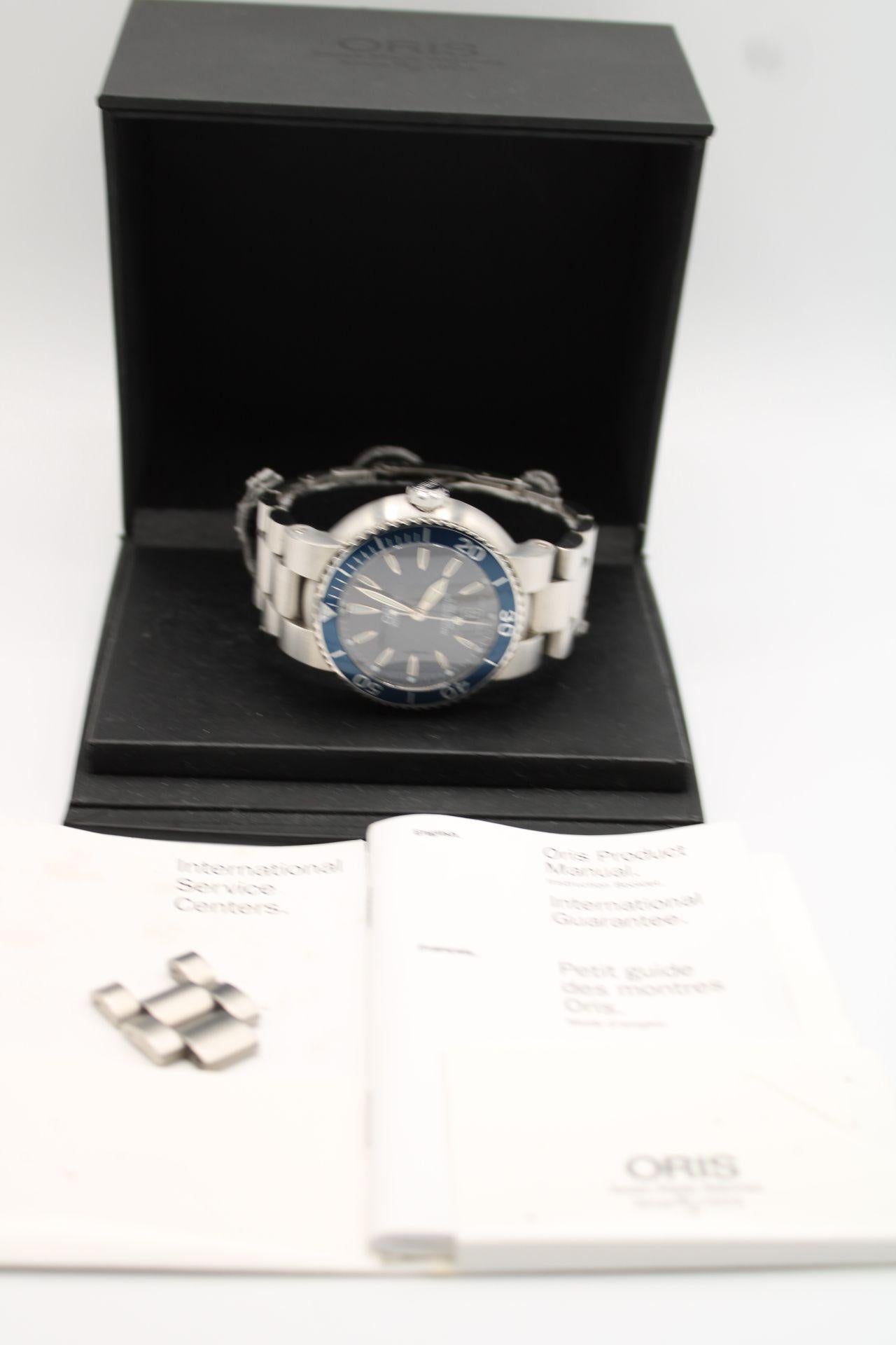 Uhr: Oris Divers Date 01 733
Lager-Nummer: CHW5418
Preis: £900.00

Ein sehr schönes Exemplar dieser inzwischen eingestellten Oris Divers Date Uhr mit wellenblauem Zifferblatt und komplett mit Box und Papieren.

Diese Oris Divers Uhr ist Teil der