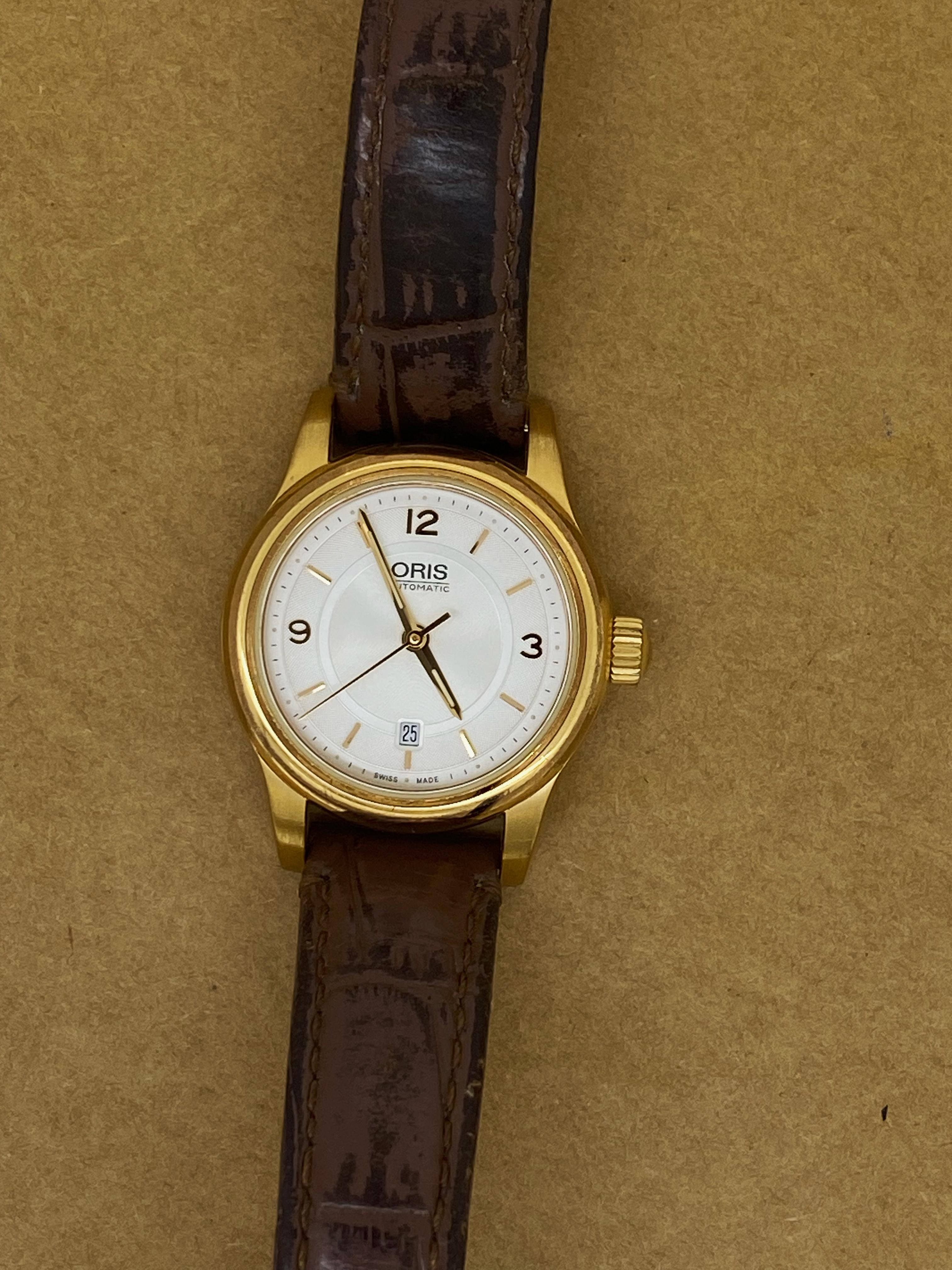 Dieser klassische Damenzeitmesser ist 
eine vielseitige und elegante Armbanduhr von Oris ref 7650-48

 Es ist in schönem Zustand und in ausgezeichneter Funktionstüchtigkeit 

Das runde Gehäuse ist perfekt proportioniert,
mit einem Durchmesser von