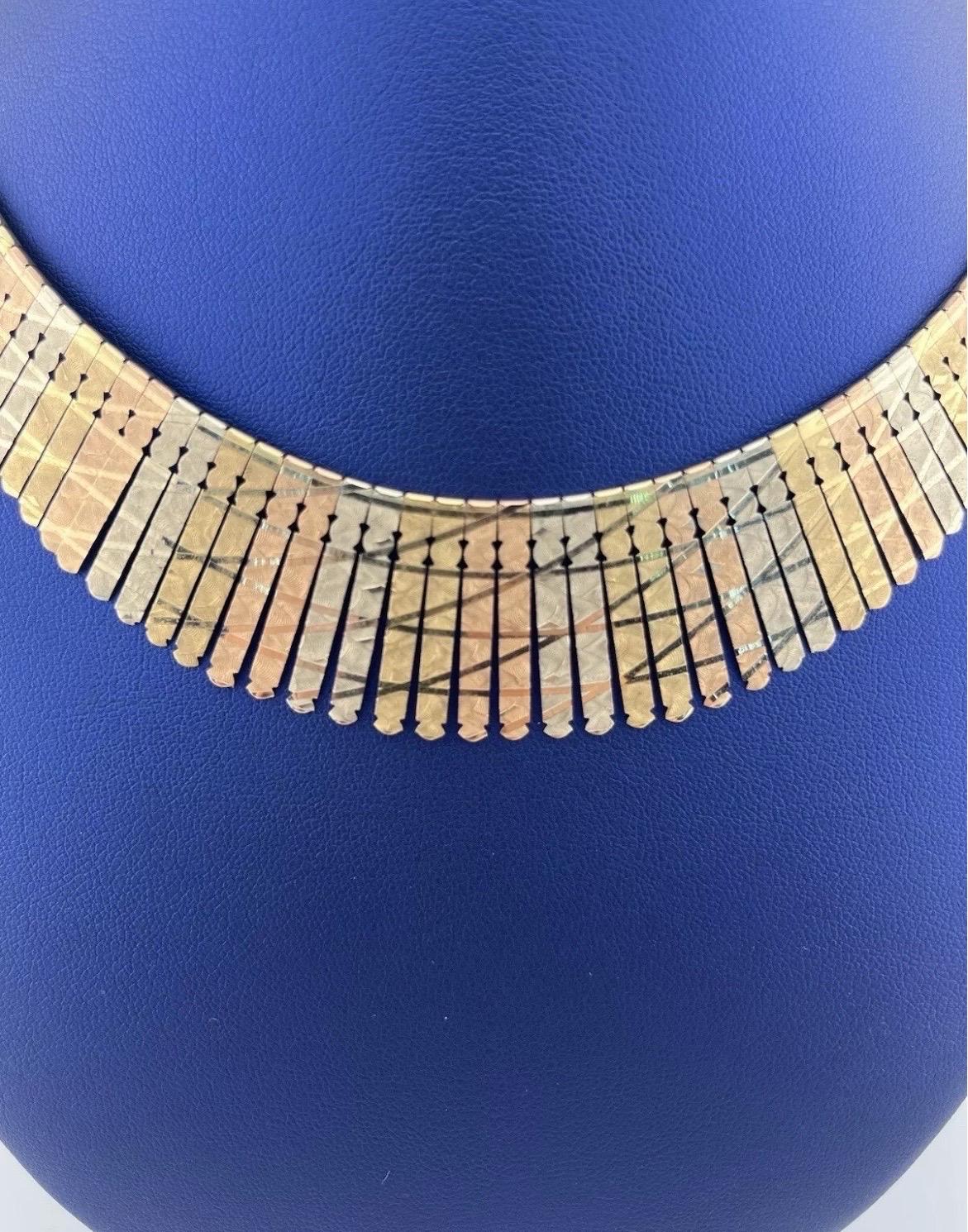 Le collier Oritals 14k Tri-Color Yellow Rose White Fringe avec finition satinée est une expression étonnante de l'élégance contemporaine et de l'artisanat. Fabriqué en or 14k de haute qualité, ce collier présente un design tricolore saisissant qui