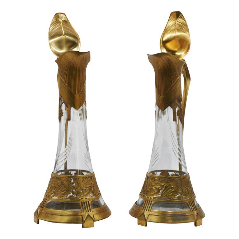 Orivit decanter per vino in stile art nouveau
produttore in stile art nouveau Orivit
doratura originale con qualche segno di usura
cristalli in ottime condizioni
materiale cristallo e peltro
origine Germania crica 1900
ha una decorazione floreale
Il