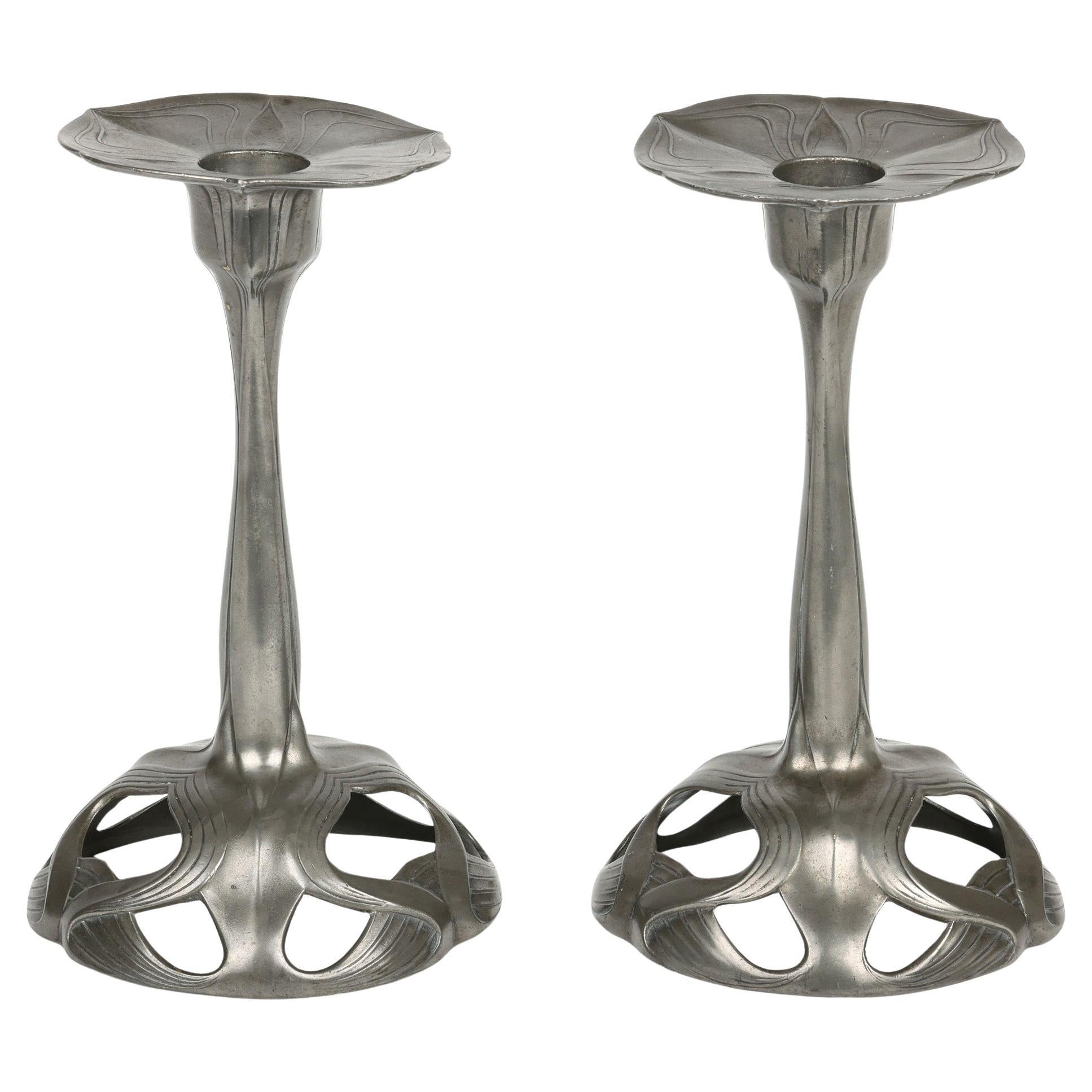 Exceptionnelle paire de chandeliers Jugendstil en étain en forme de fleur Orivit