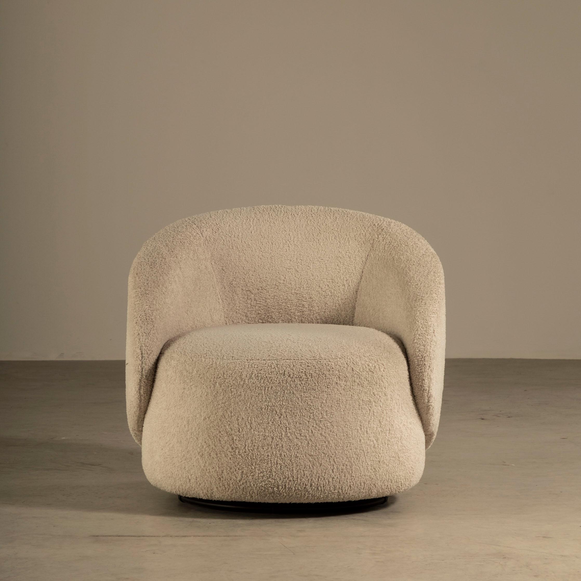 The Orixá armchair is a masterpiece of design that showcases the unique style and creativity of Ronald Sasson. The armchair is an embodiment of comfort and aesthetics, featuring a sculptural design that is combined with an upholstered body to create