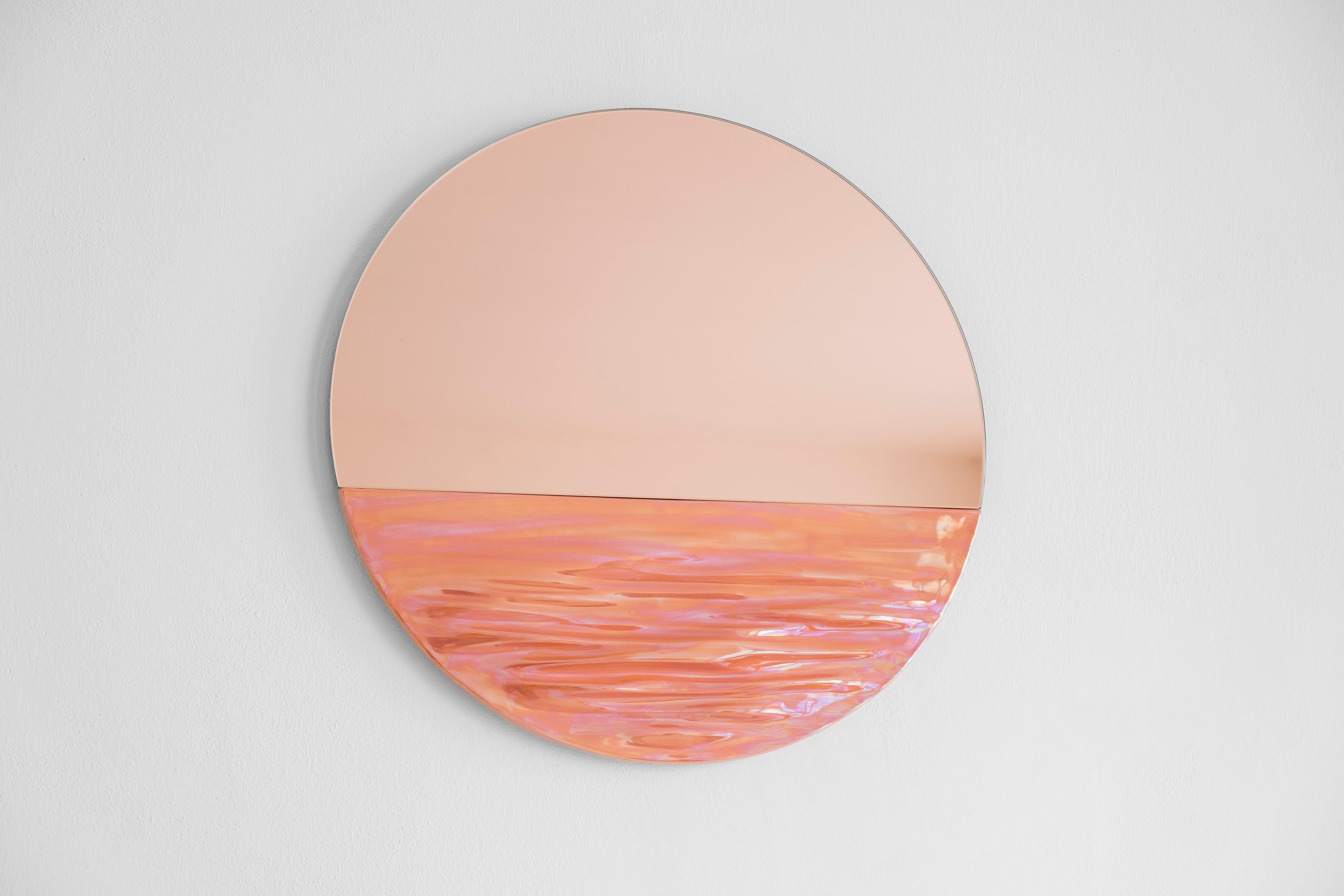 XXI secolo e contemporaneo Orizon Specchio arrotondato in ceramica smaltata a mano in rosa corallo in vendita