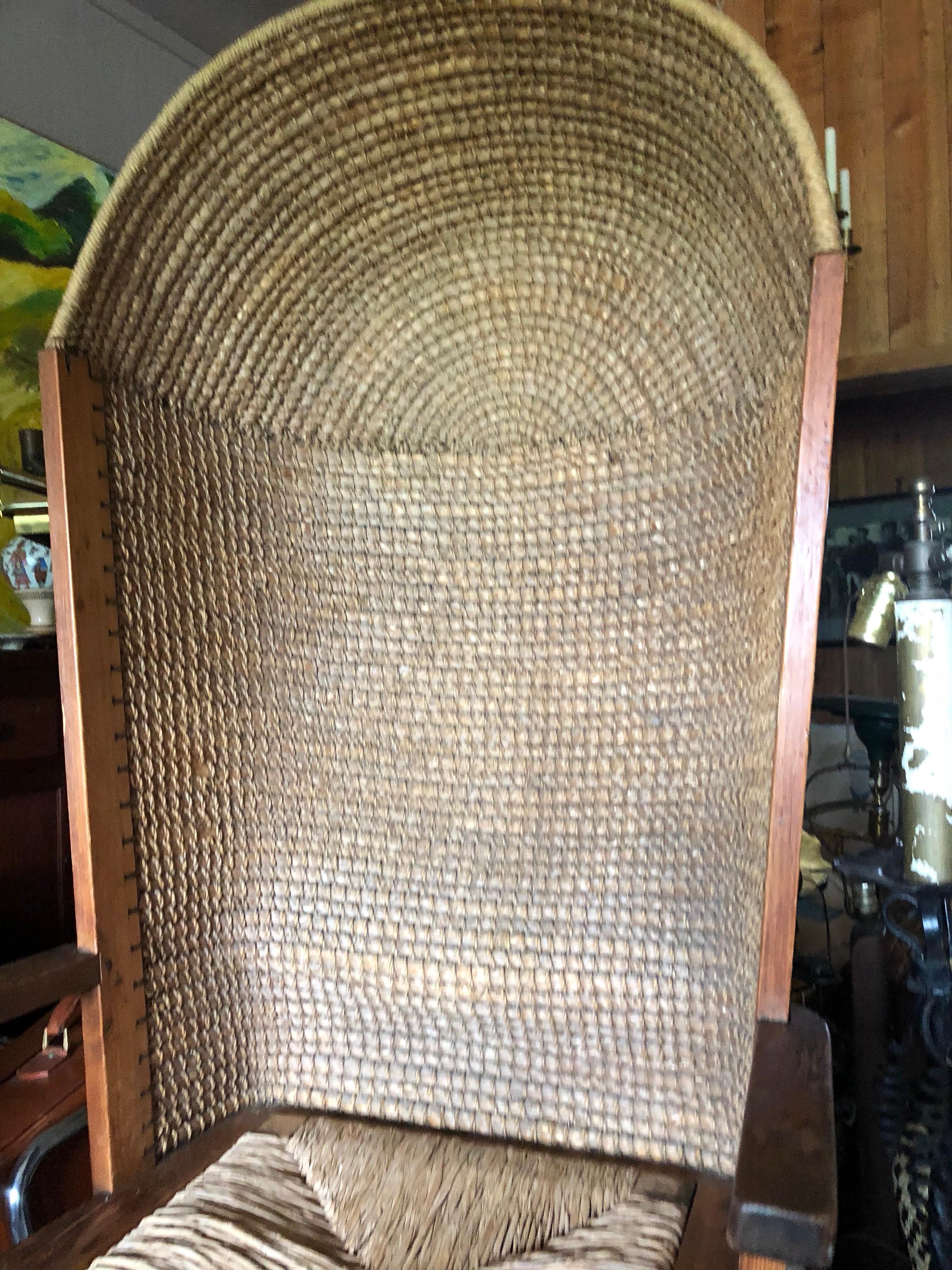 Insolite chaise écossaise à capuchon en pin et en jonc tressé du XIXe siècle, originaire des îles Orcades.