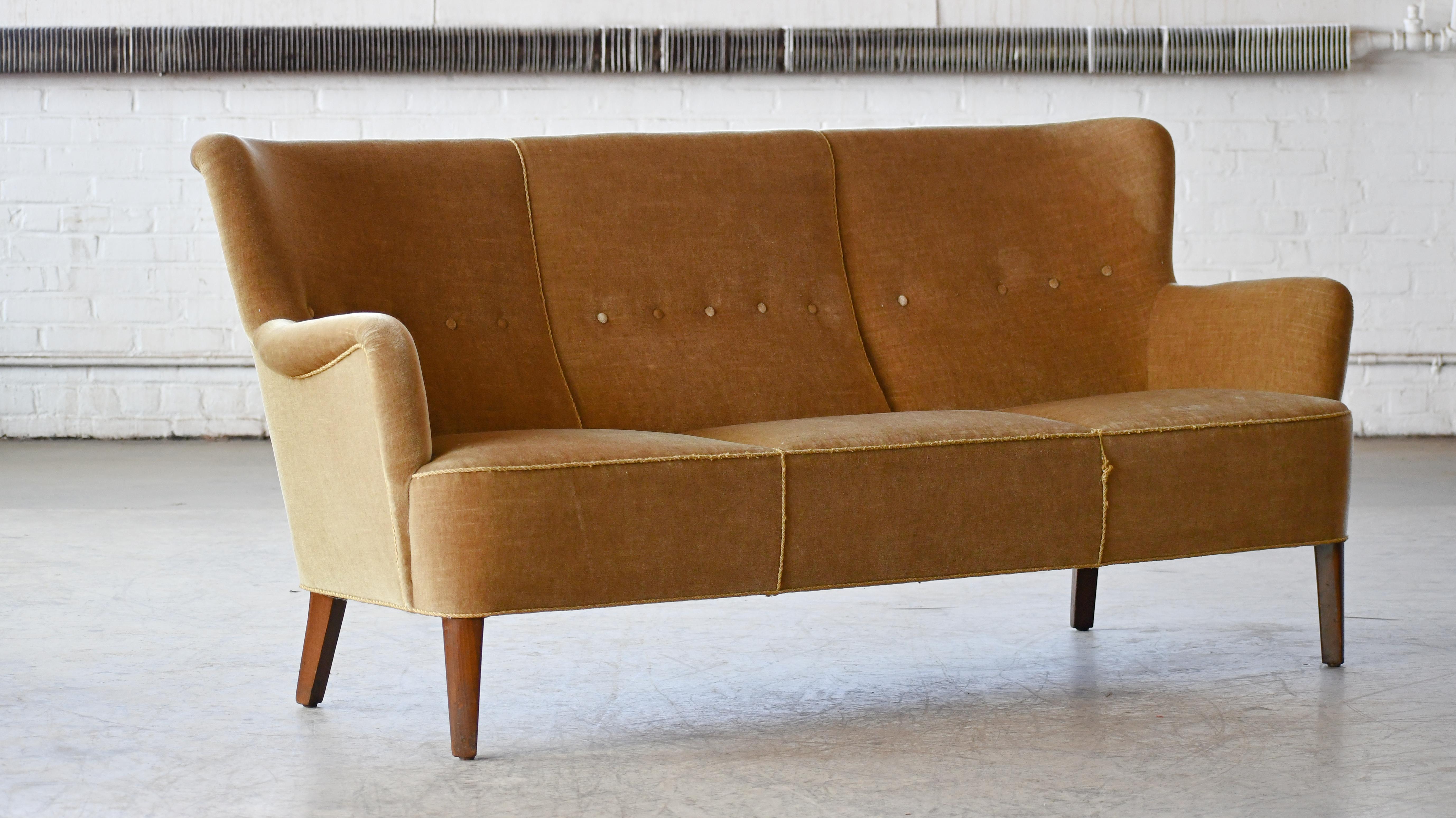 Les travaux importants d'Orla Mølgaard-Nielsen ont été principalement réalisés avec son partenaire, Peter Hvidt, mais les premiers modèles du designer - comme ce canapé - sont largement réputés pour leur élégance discrète et leur qualité. Ce rare