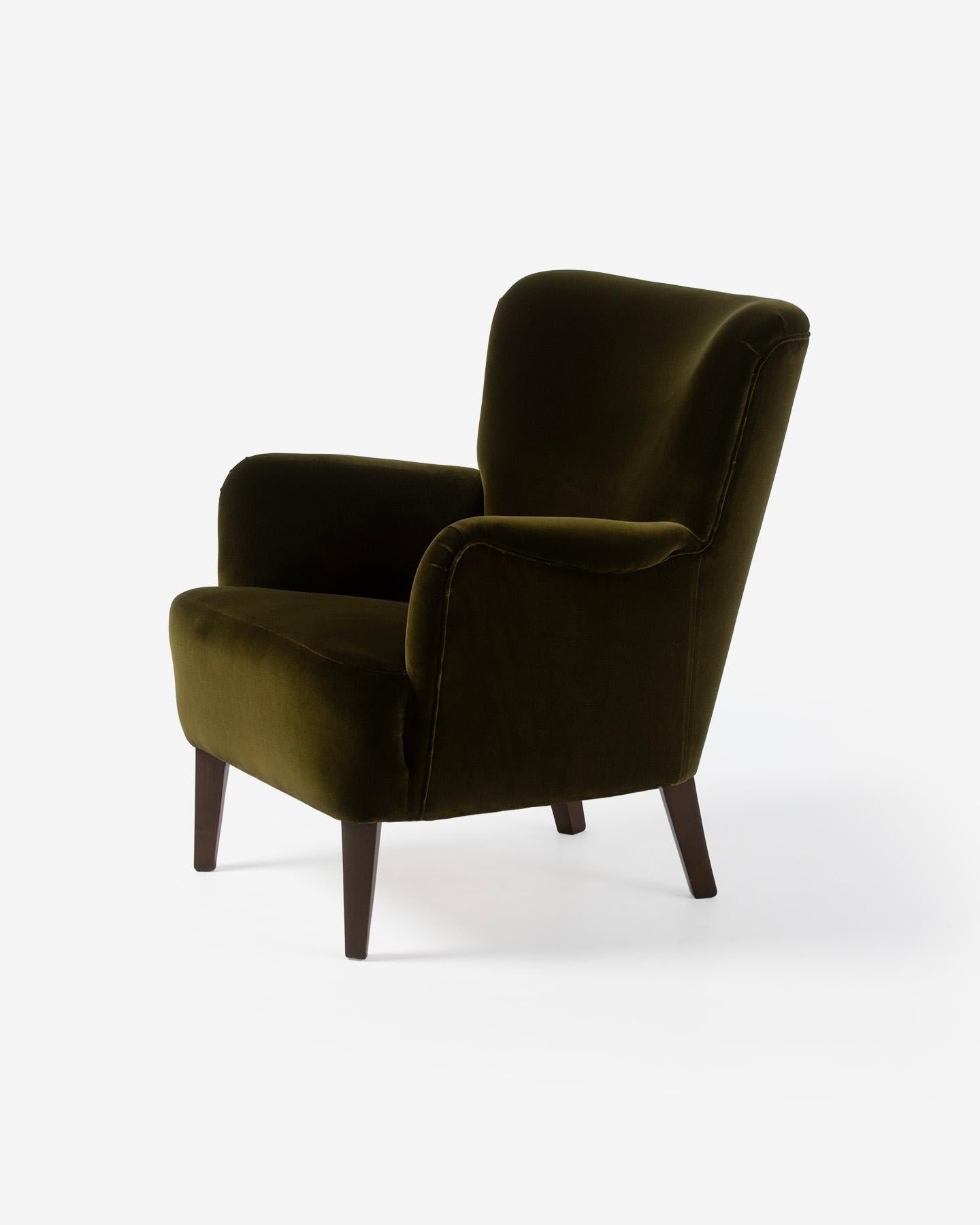 Orla Molgaard-Nielsen - Lounge Chair for Fritz Hansen Denmark, c1940s

A fine, classical armchair designed by architect Orla Molgaard-Nielsen and produced by Fritz Hansen Eft. in Allerød, Demark in the 1940s. In the 1930s - 1940s Fritz Hansen