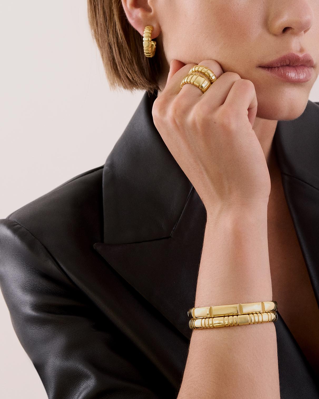 A linear pattern of golden ridges enwrap the powerful, elegant lines of Orla. Named after the Irish word for golden princess, the Orla pieces were designed to reign for years to come.

18K yellow gold, 13.41g
Finely crafted in Rhode Island