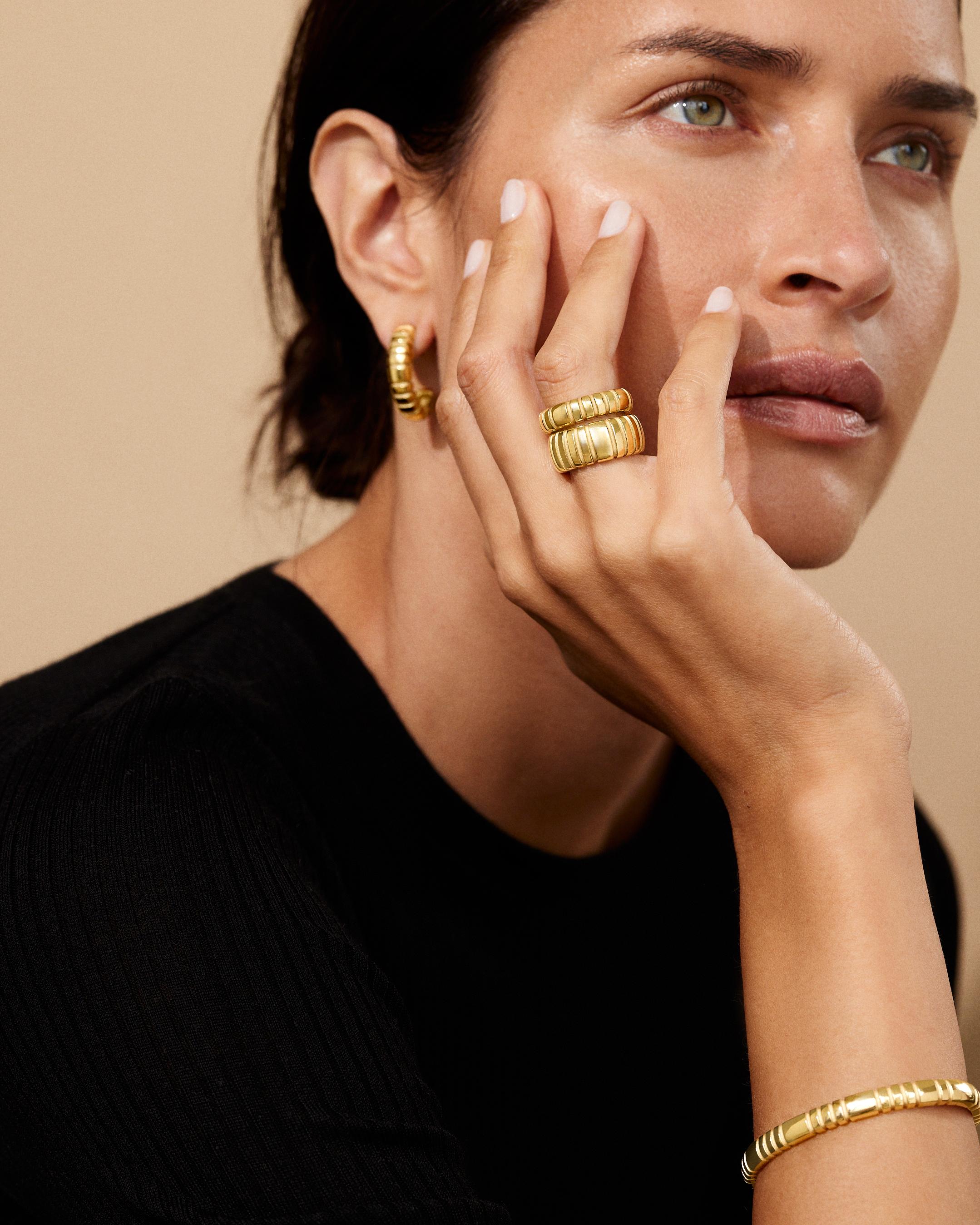 A linear pattern of golden ridges enwraps the powerful, elegant lines of Orla. Named after the Irish word for golden princess, the Orla pieces were designed to reign for years to come.

18K yellow gold, 9.80g
Finely crafted in Rhode Island
Available