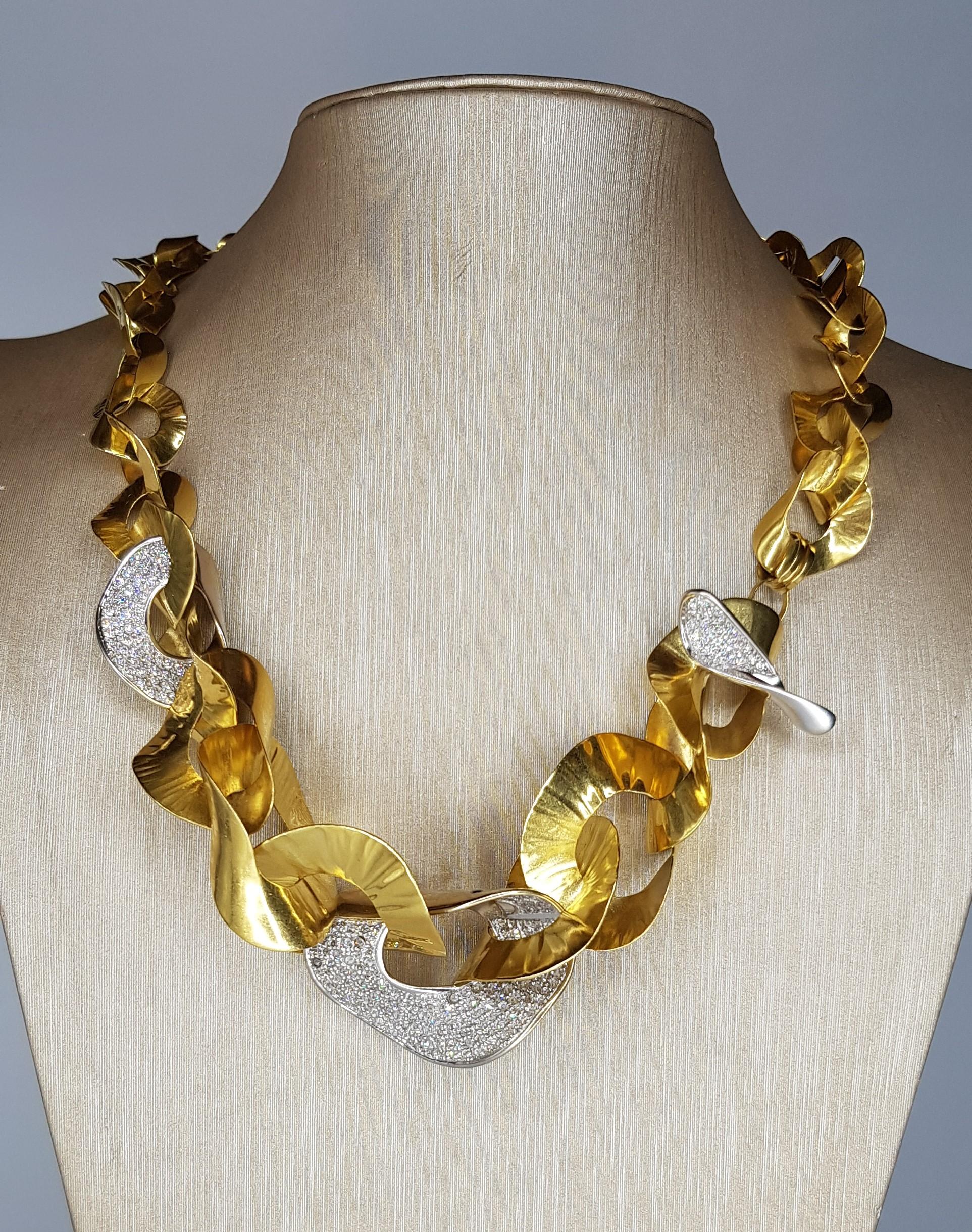 Eine schöne asymmetrische Kette aus gehämmertem Gelb- und Weißgold mit weißen Diamanten (2,09 Karat)
