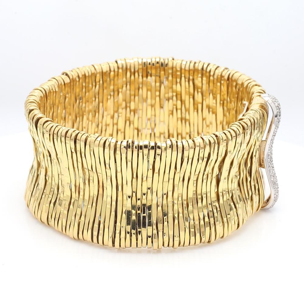 Orlando Orlandini, 18 Karat Gelb- und Weißgold, Armband. Das Armband ist mit fünfundfünfzig (55) runden Diamanten im Brillantschliff mit einem Gewicht von etwa 1,00ctw besetzt. Das Armband wiegt 105,6 Gramm und misst siebeneinhalb (7 1/2